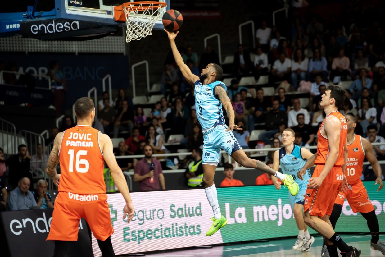 Montero fent una safata contra el València.