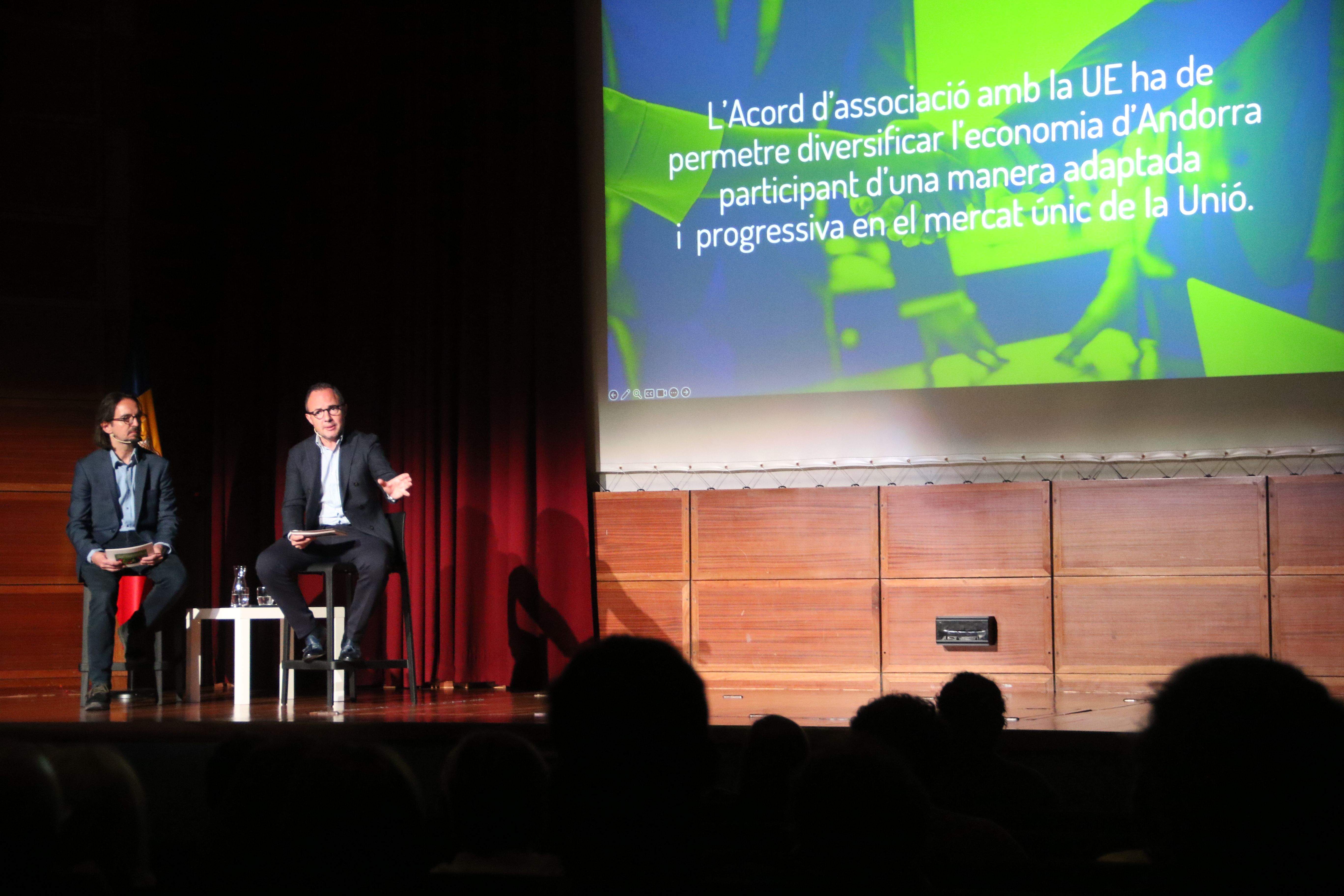Un moment de l'exposició de Landry Riba i Xavier Espot a la sala d'actes del comú d'Escaldes.