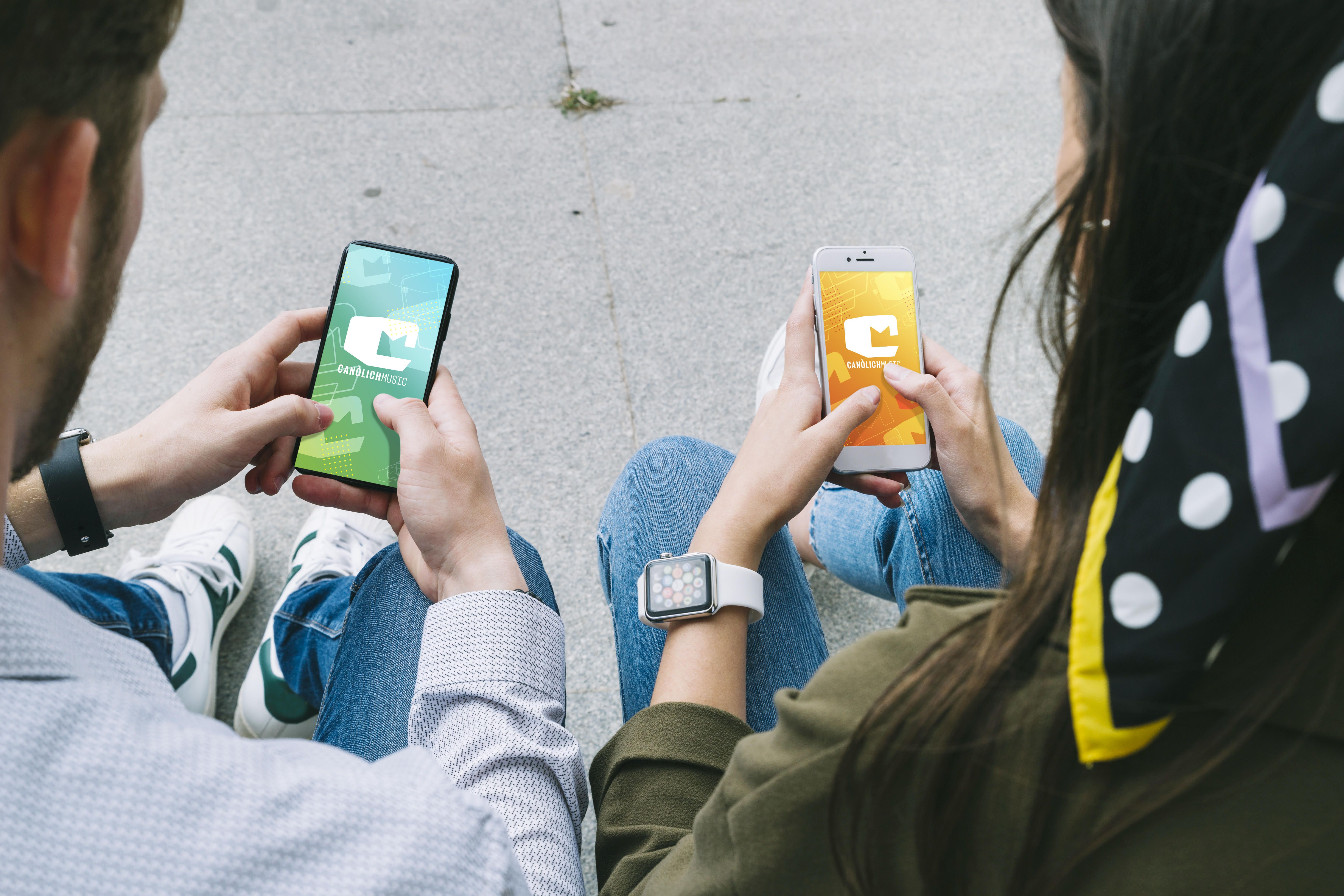 Joves amb el nou logotip del Canòlich Music.