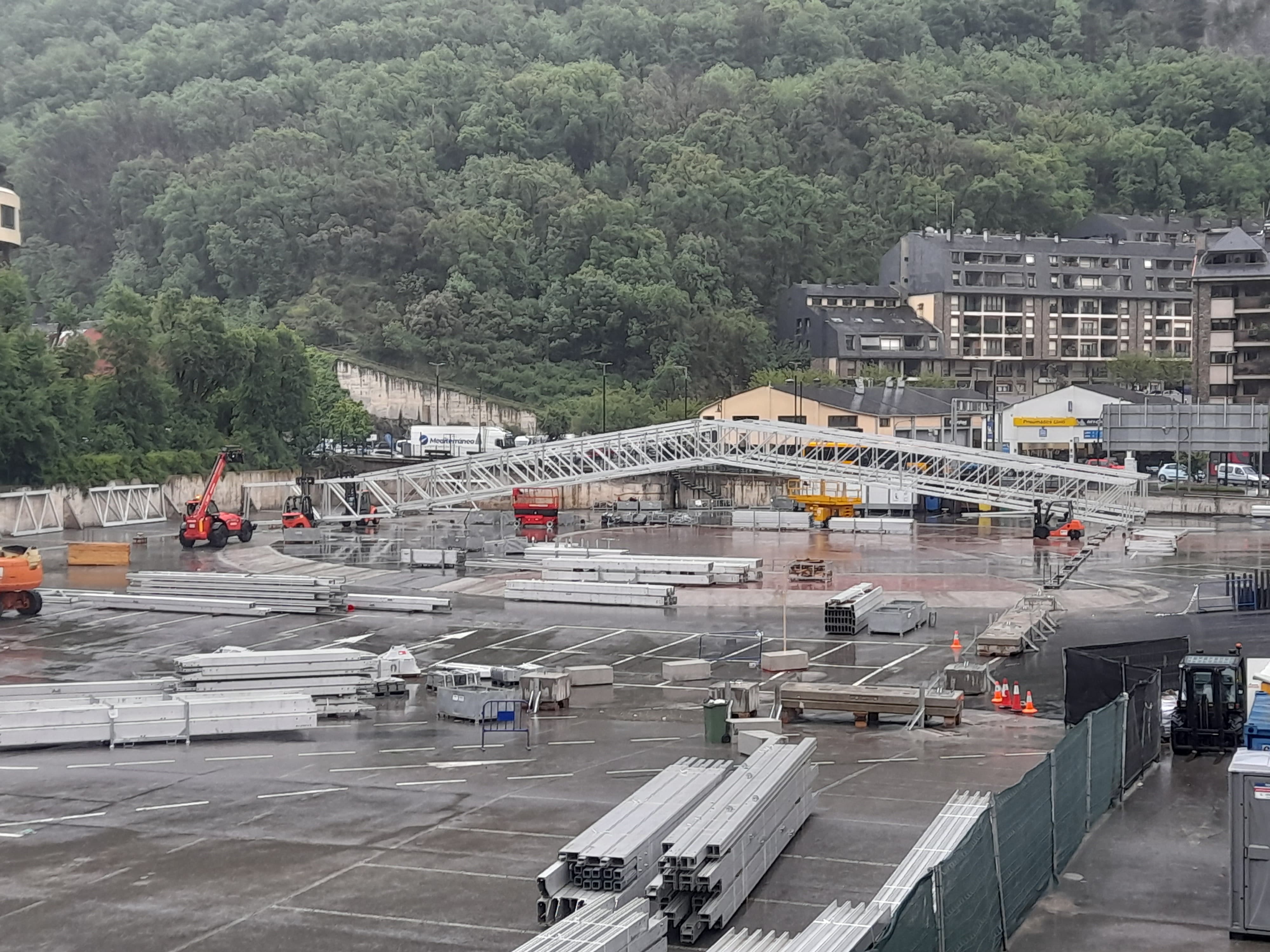 Els operaris ja han començat a muntar l'estructura de la carpa del Cirque du Soleil.