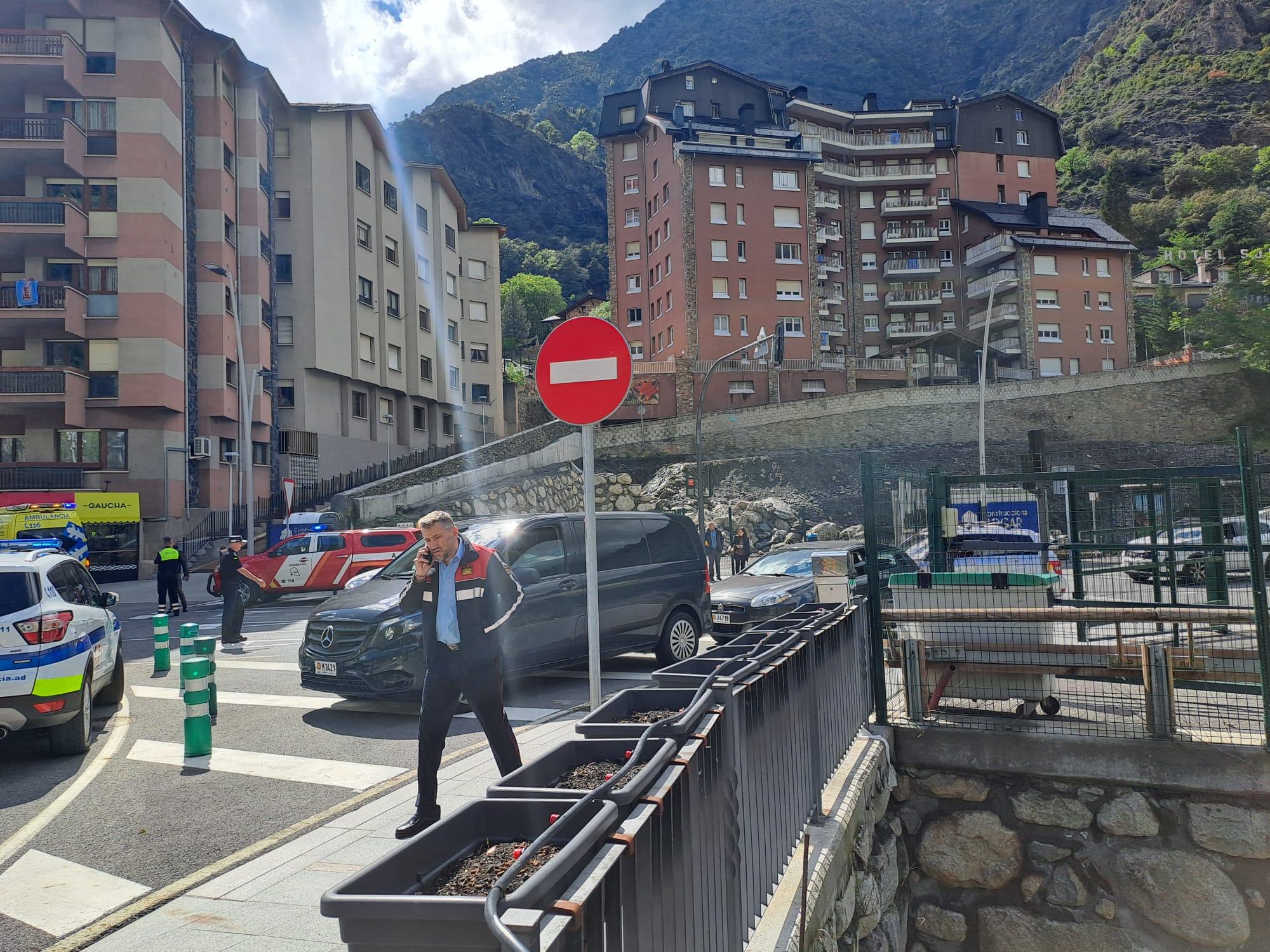 El director dels bombers, Jordi Farré, al peu del canó.