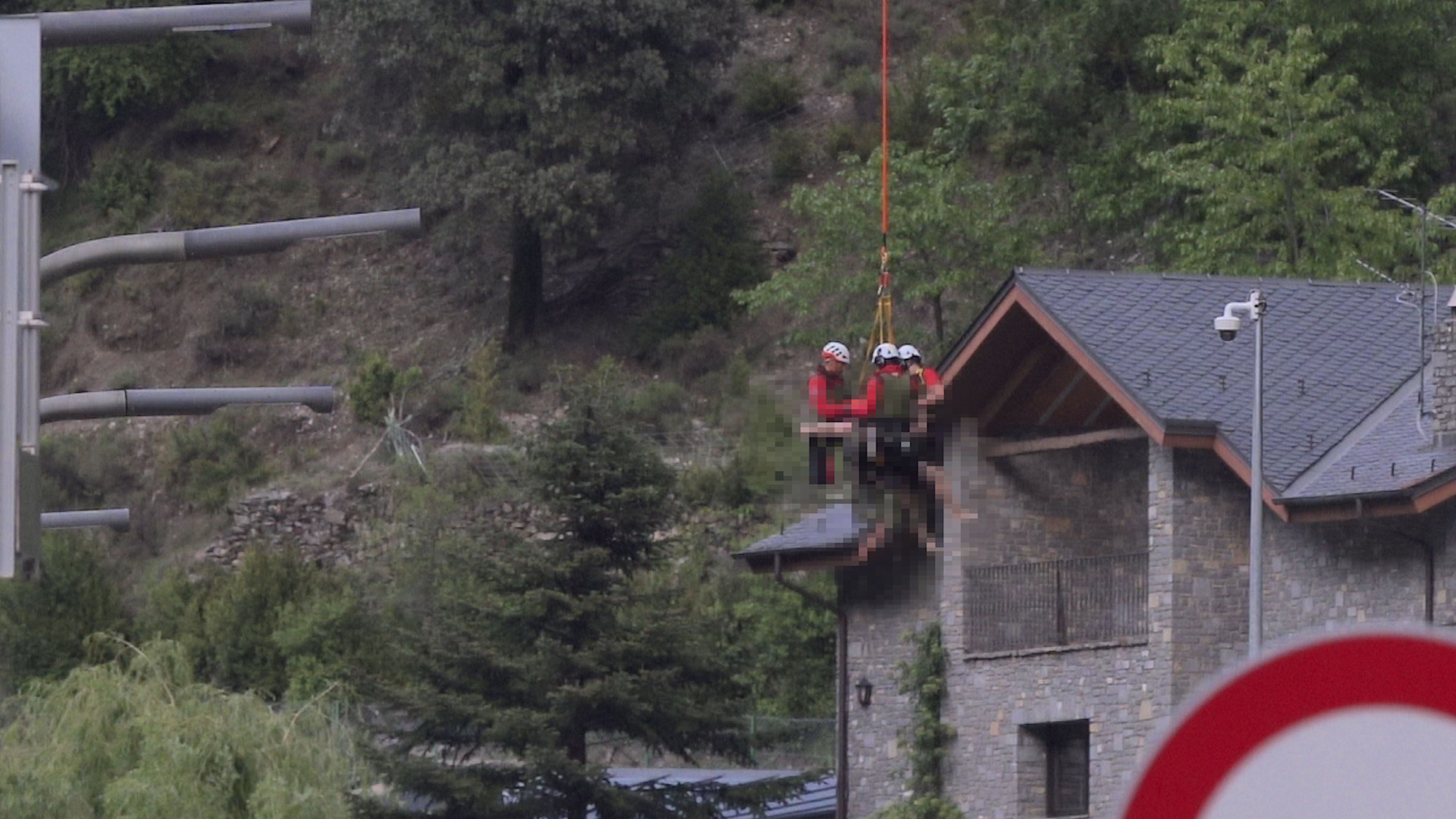 Efectius dels bombers rescaten el cos del riu.