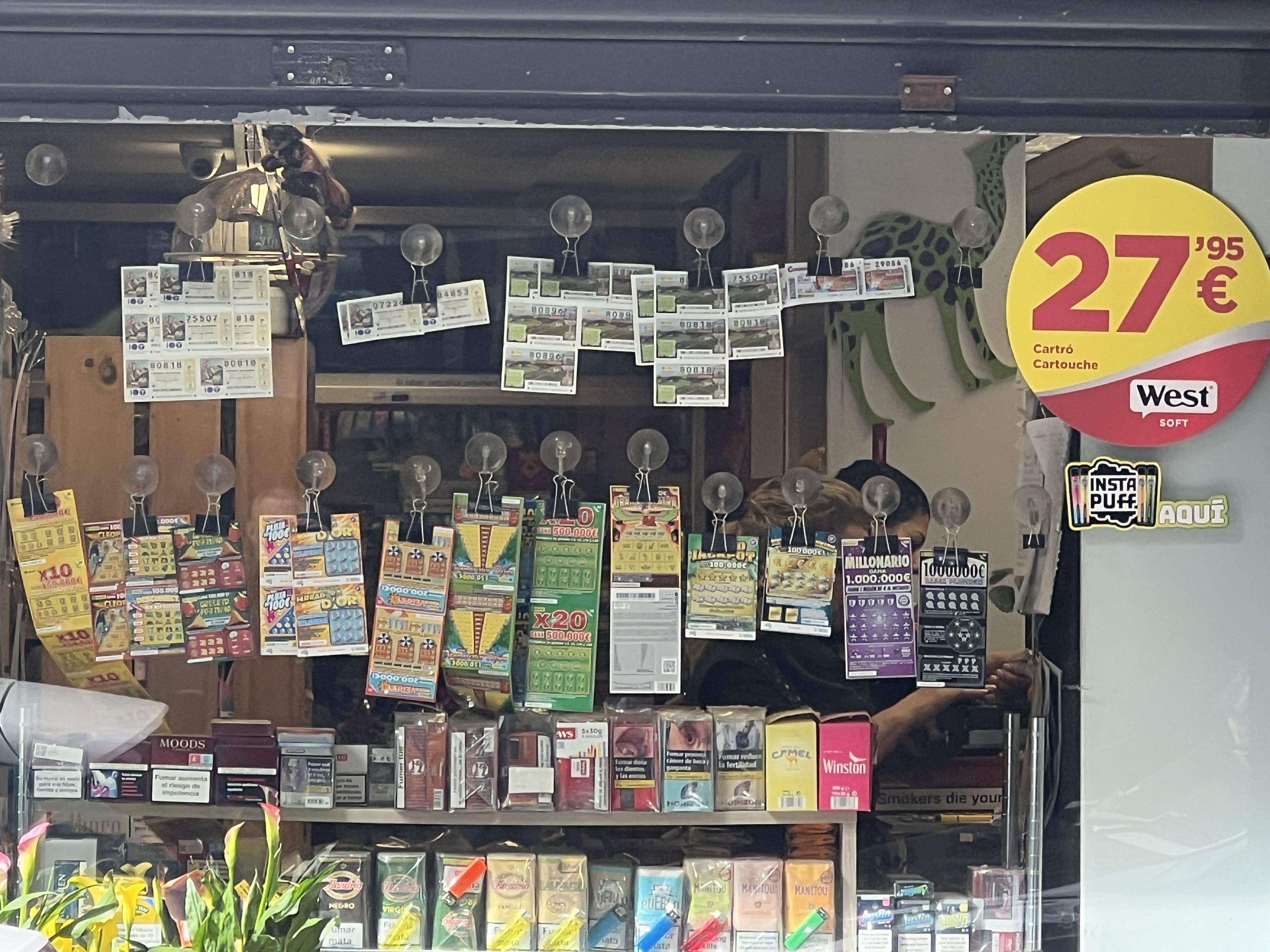 Imatge de l'aparador de la primera botiga on els empresonats van furtar en dues ocasions, al carrer Pere d'Urg.