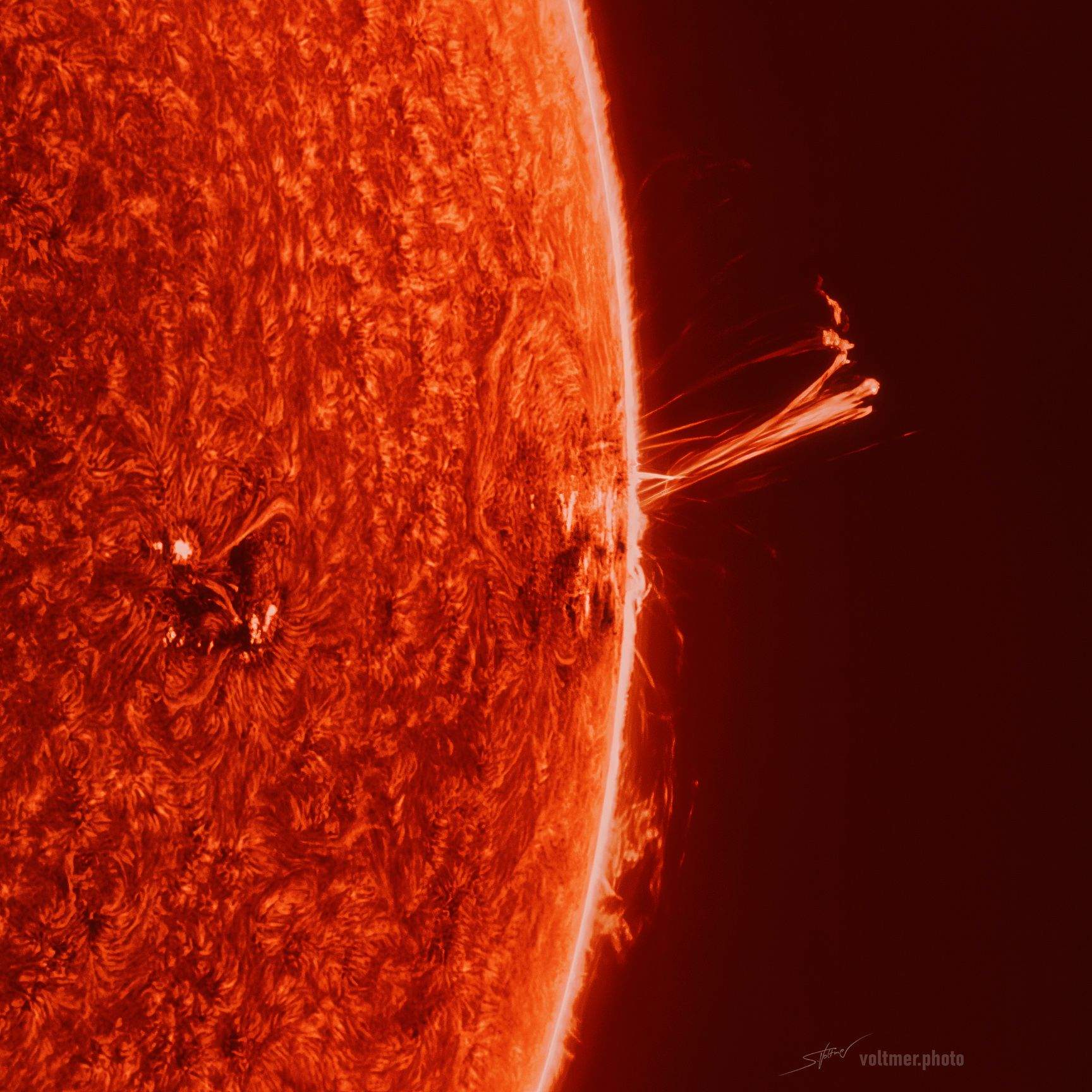 La gran taca AR3664 vista al límit del disc solar amb algunes protuberàncies - Crèdit: Sebastian Voltmer La portaveu del Sindicat, Rebeca Bonache.