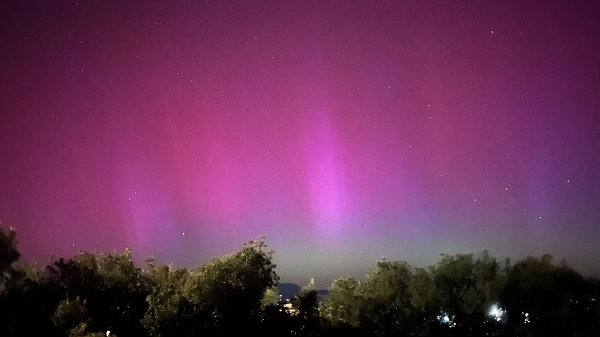 L'aurora de la nit del 10 al 11 de maig vista des de Cardona - Crèdit: Montserrat Canal Quintana La portaveu del Sindicat, Rebeca Bonache.