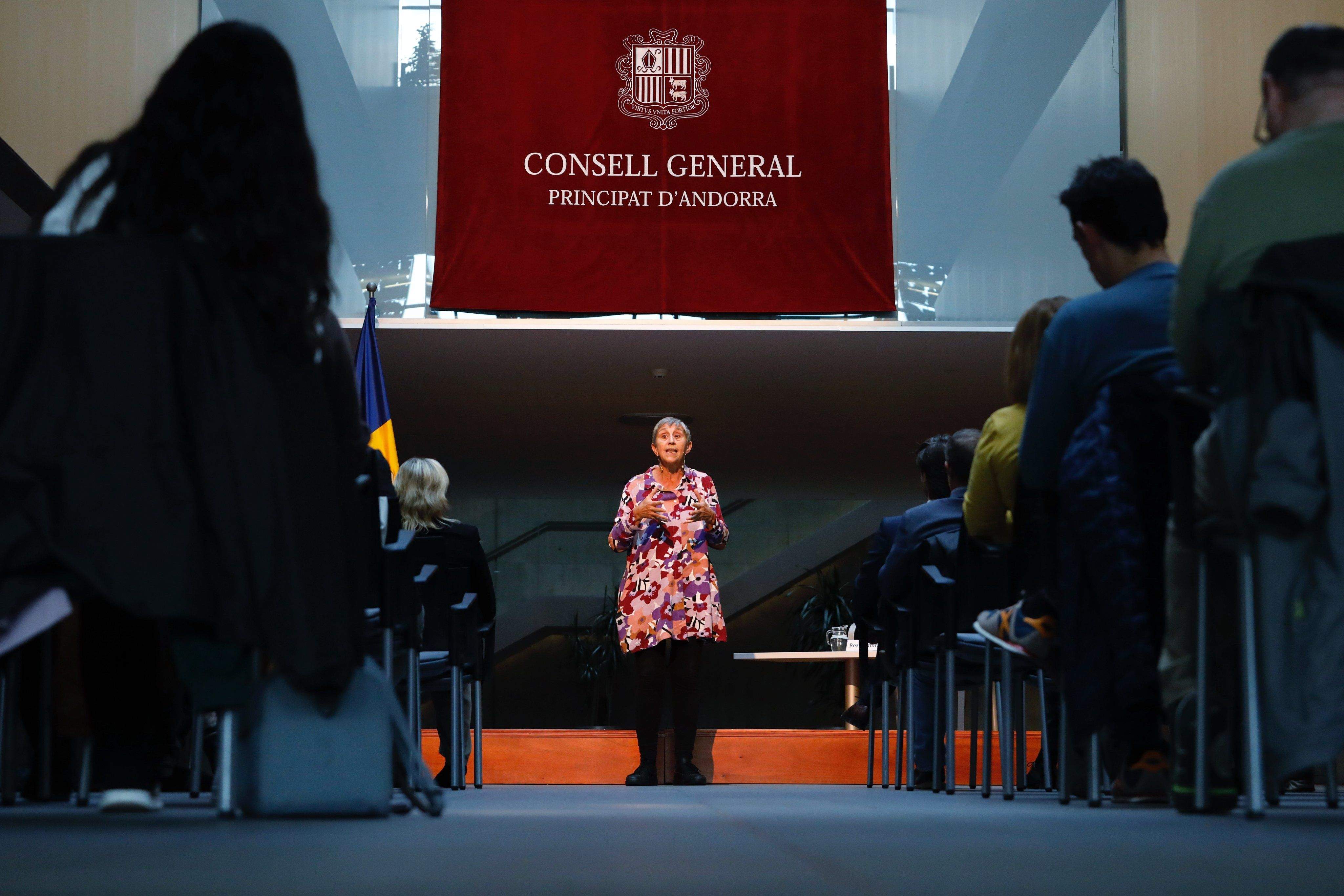 La doctora Rosa Almirall, durant la xerrada al vestíbul del Consell General.