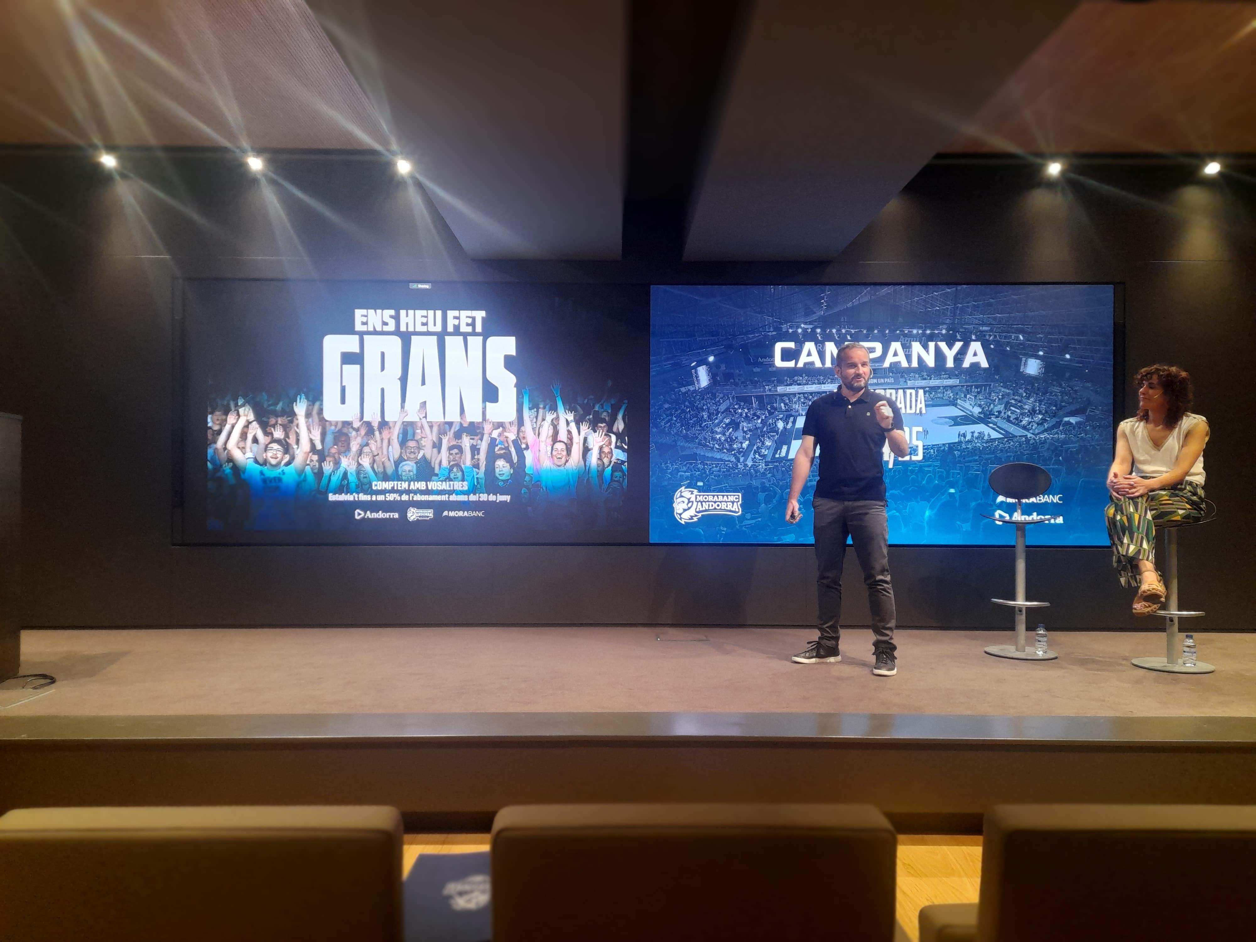 Toni Alonso i Eva Iglesias durant la presentació de la campanya d'abonaments.