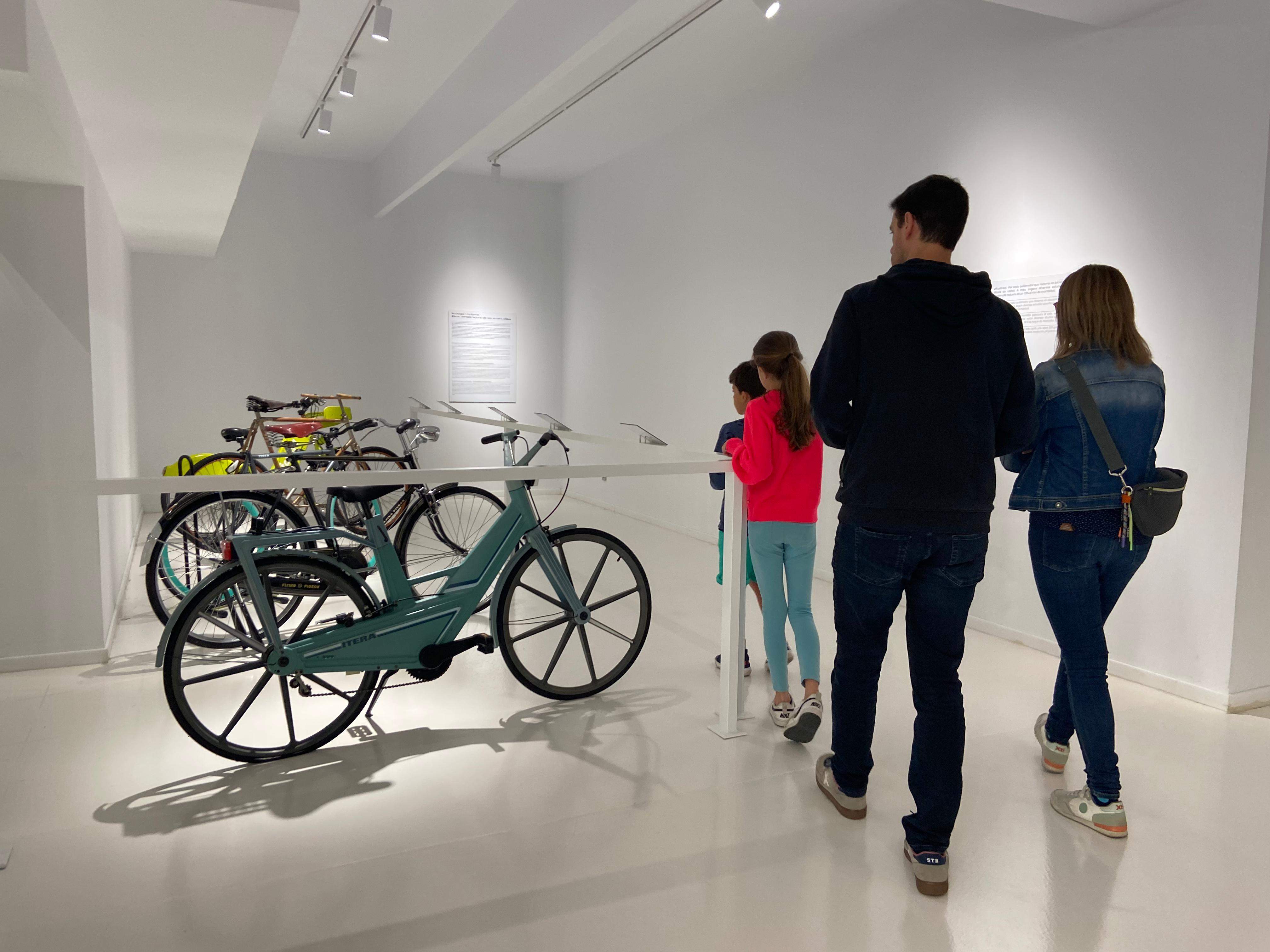 Una família visita el Bici Lab. Una família visita el Bici Lab.