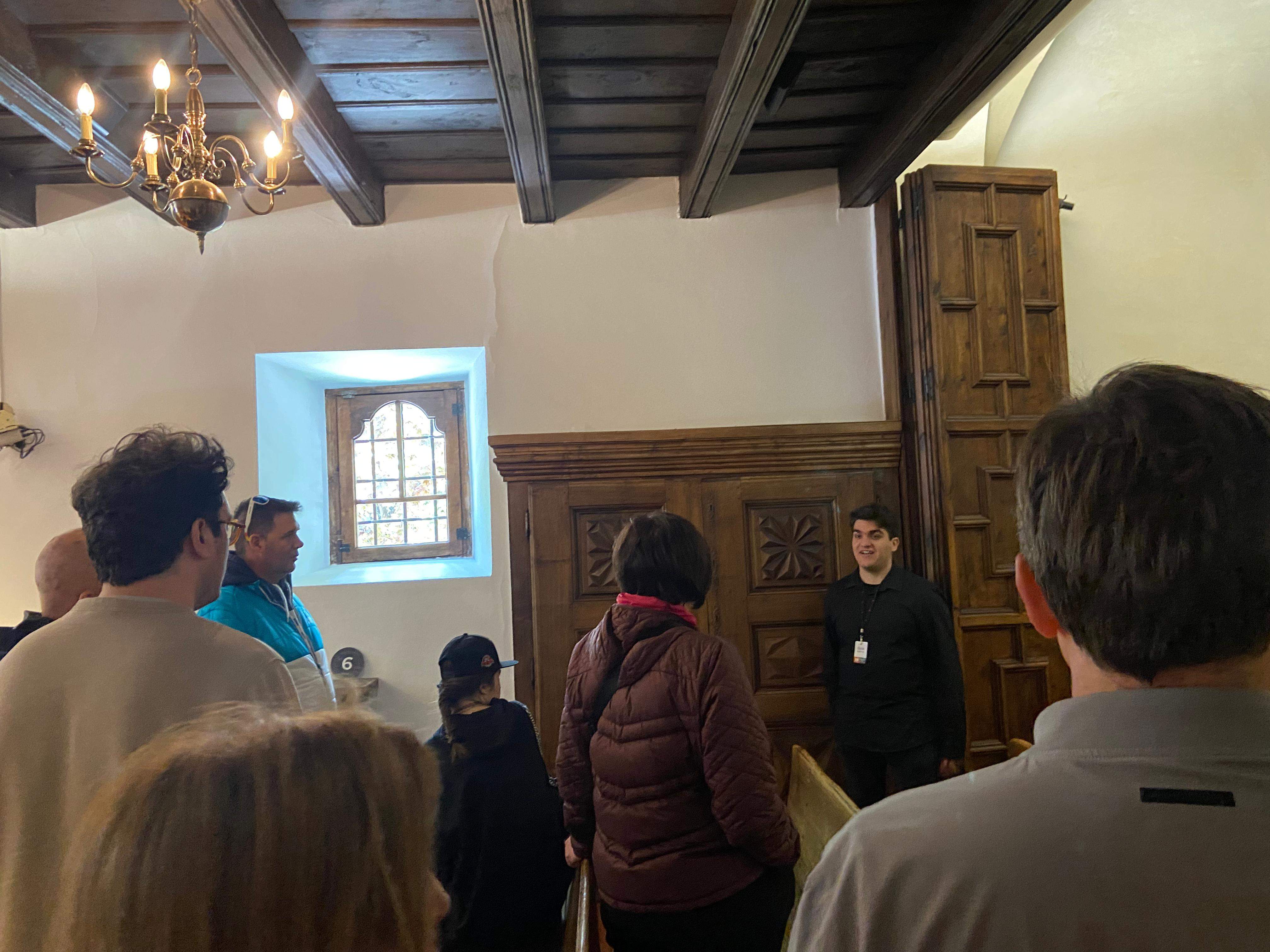El guia explicant la història de l'armari de les set claus. El guia explicant la història de l'armari de les set claus.