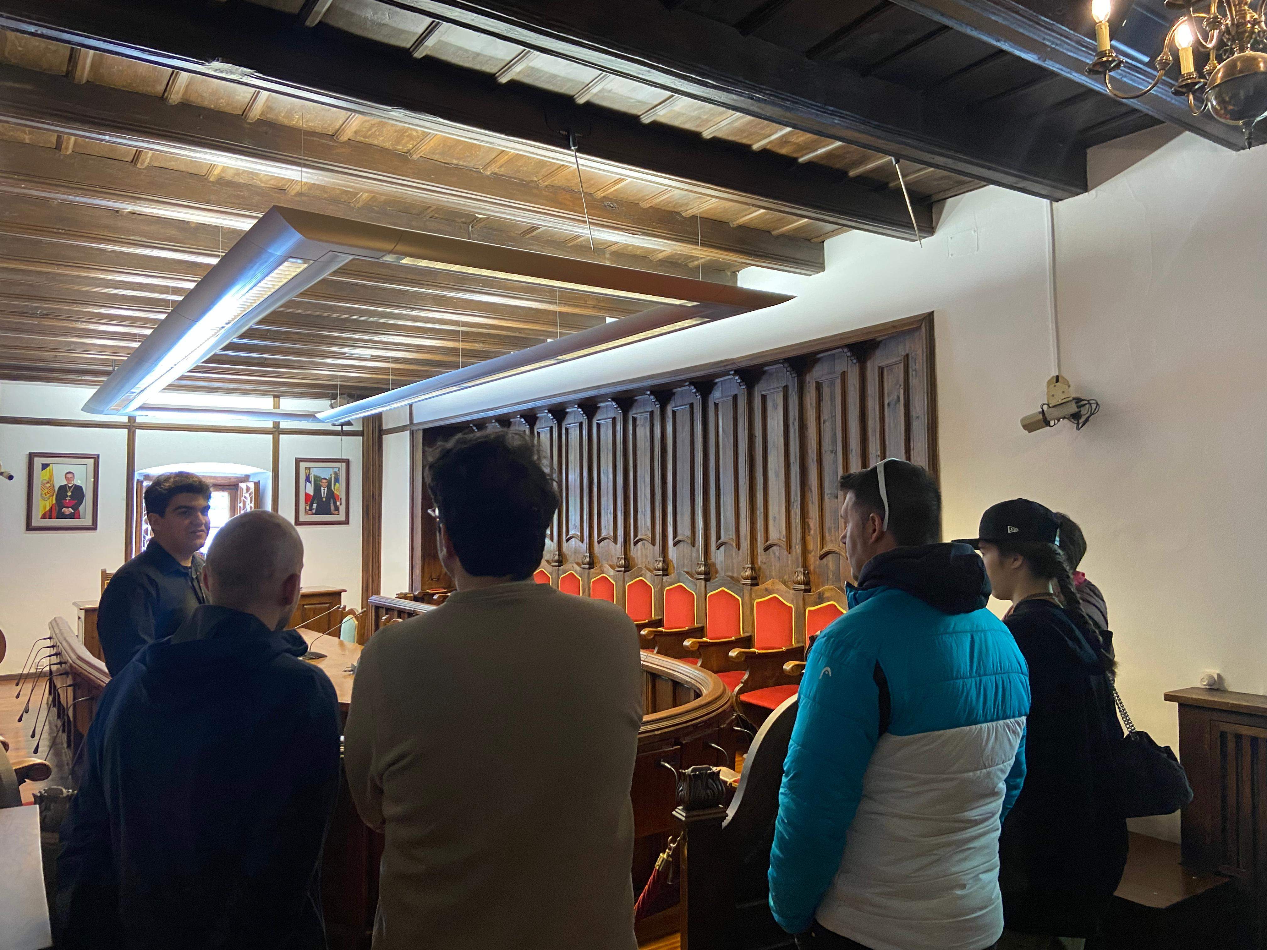 Ciutadans que han visitat la sala de plens de Casa de la Vall. Ciutadans que han visitat la sala de plens de Casa de la Vall.