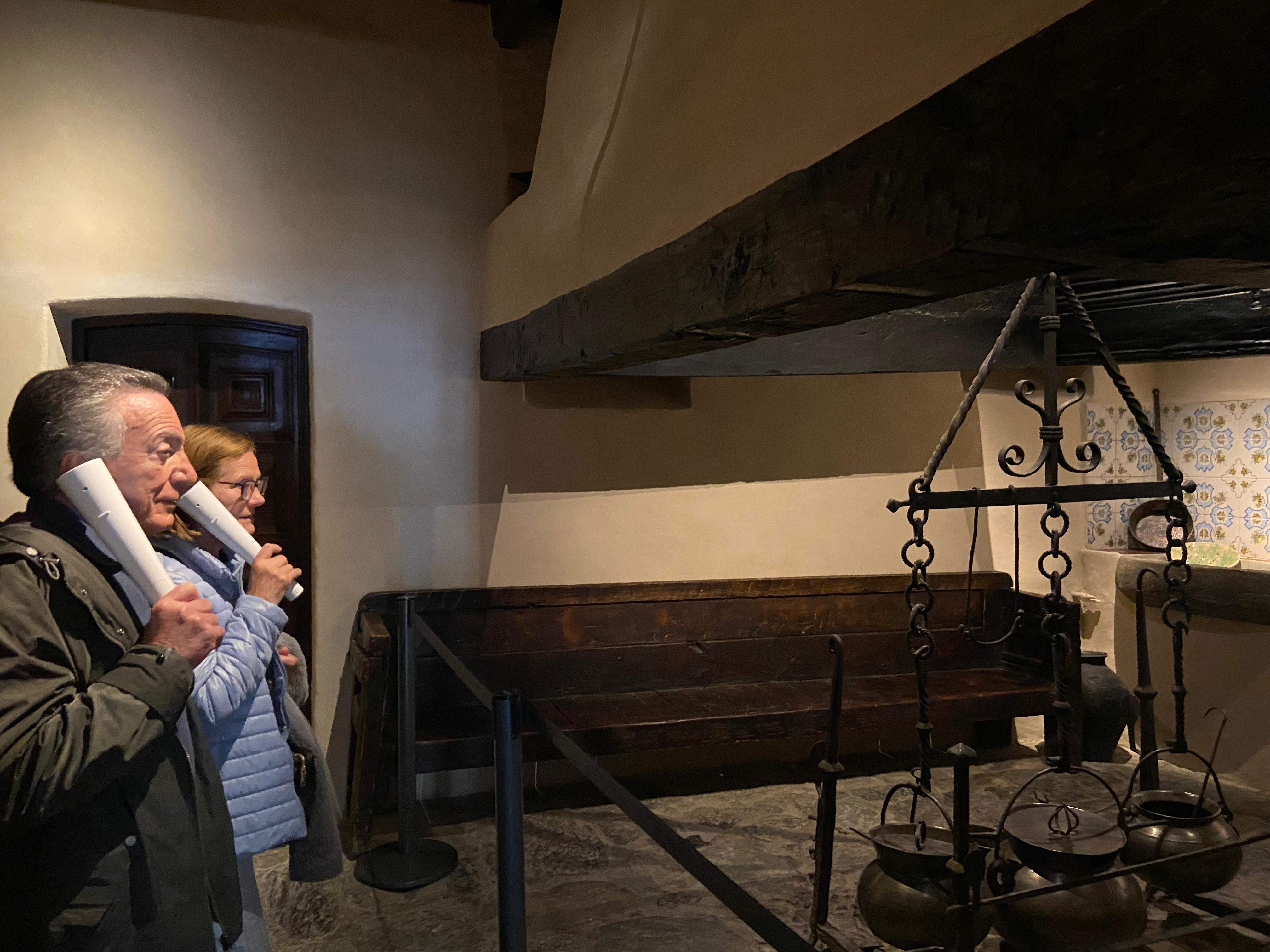 Visitants contemplant la cuina reformada de la Casa de la Vall.