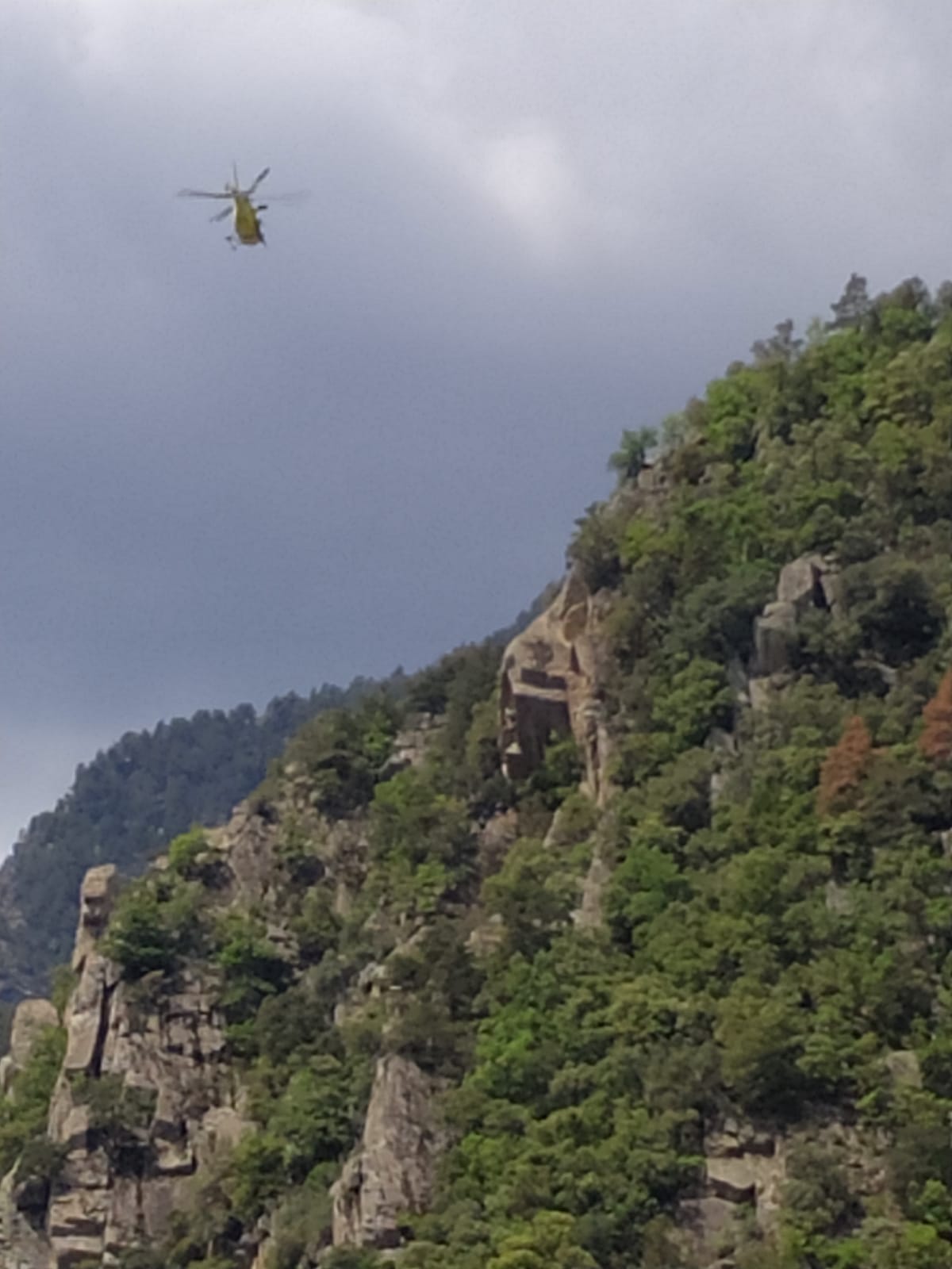 L'helicòpter del GRM en les tasques de rescat del jove que s'ha fet mal a Sant Vicenç d'Enclar.