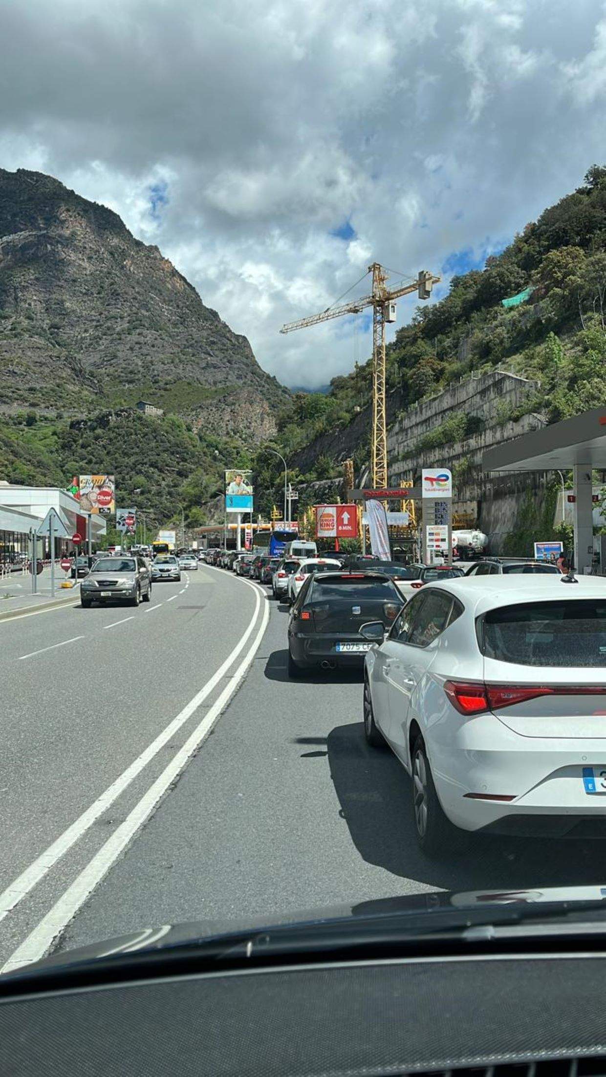 L'accident està causant retencions a Sant Julià.