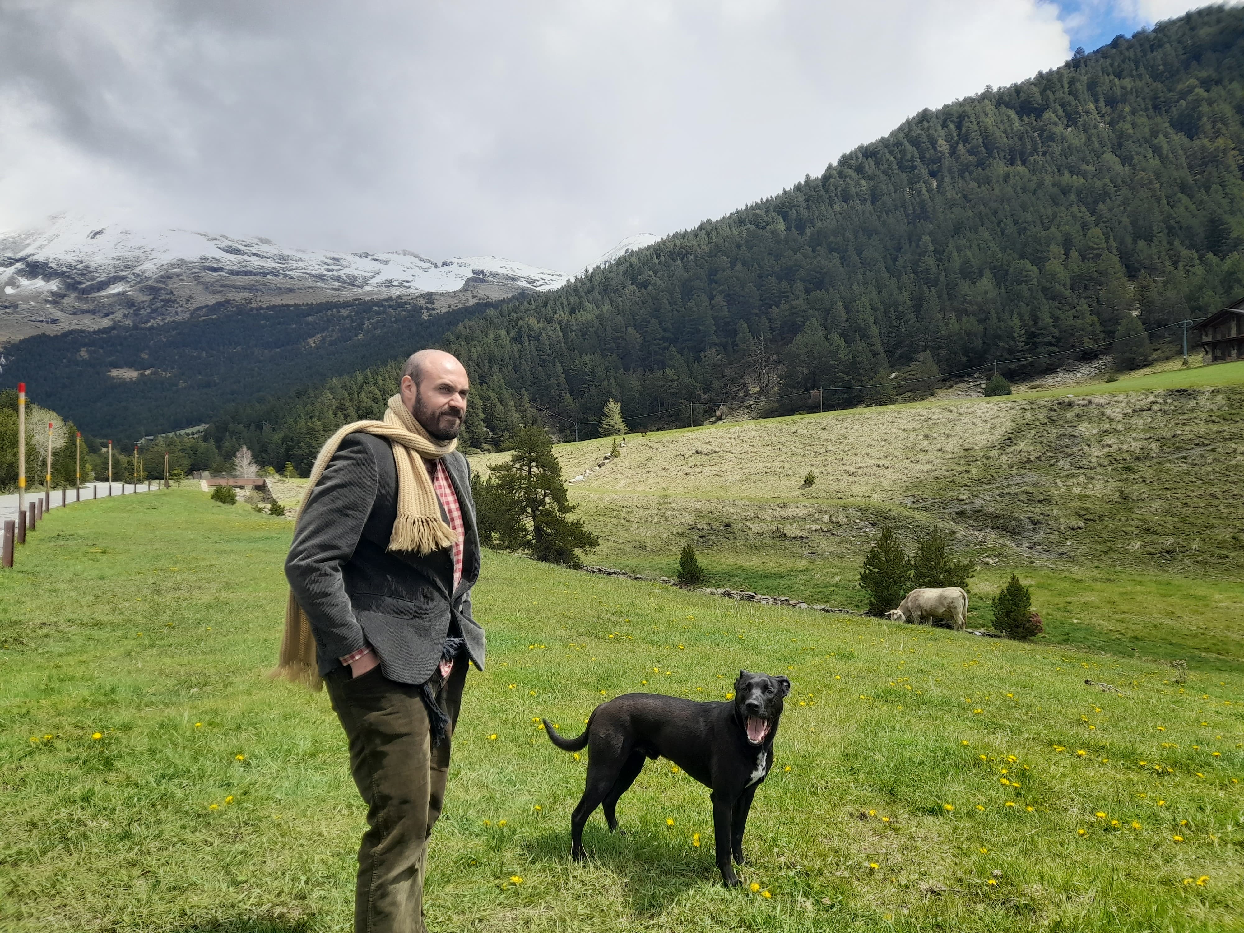 Un dels actors amb el seu gos esperant per començar a rodar. Un dels actors amb el seu gos esperant per començar a rodar.