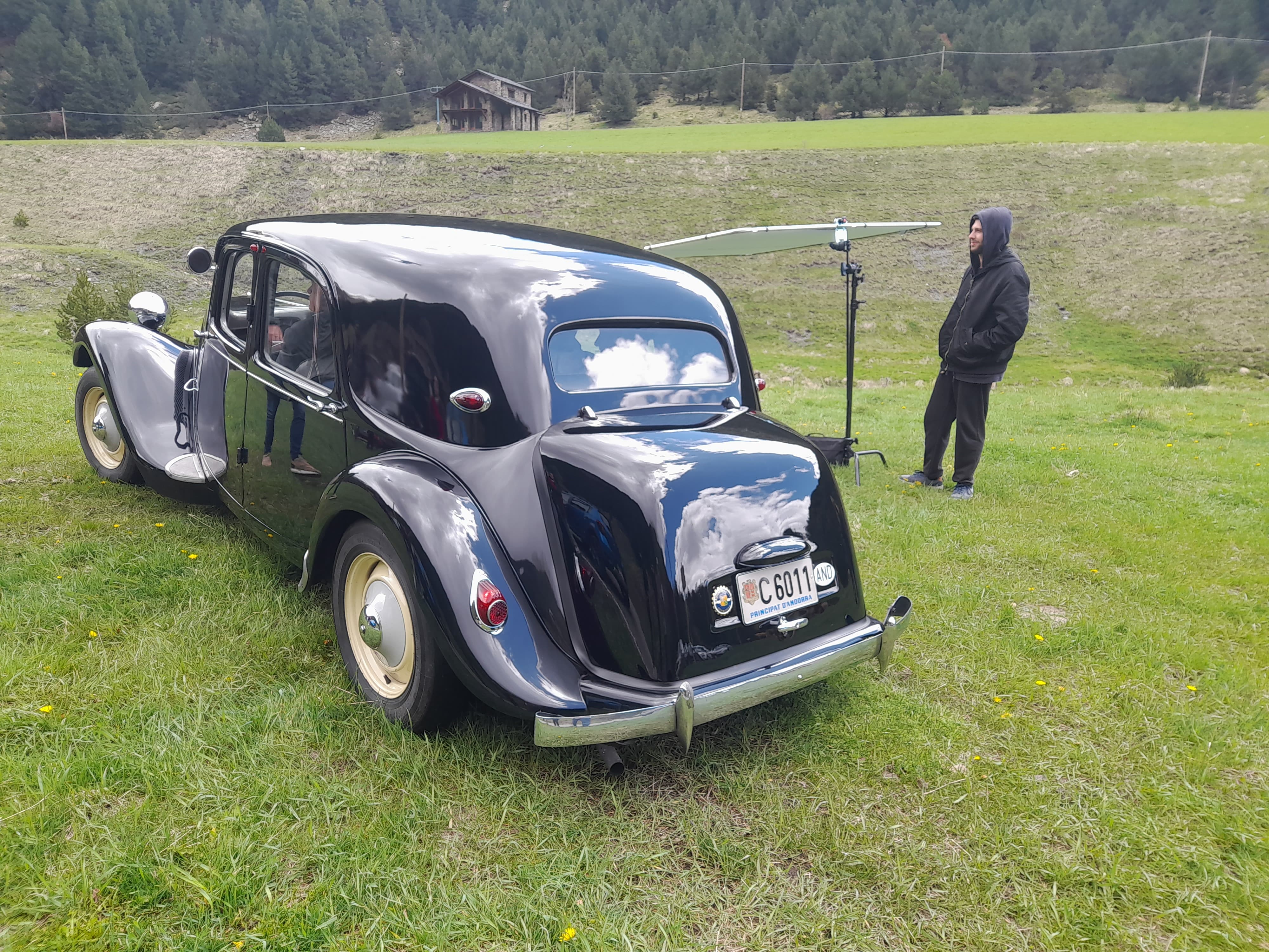 El cotxe antic que s'ha fet servir per al rodatge El cotxe antic que s'ha fet servir per al rodatge
