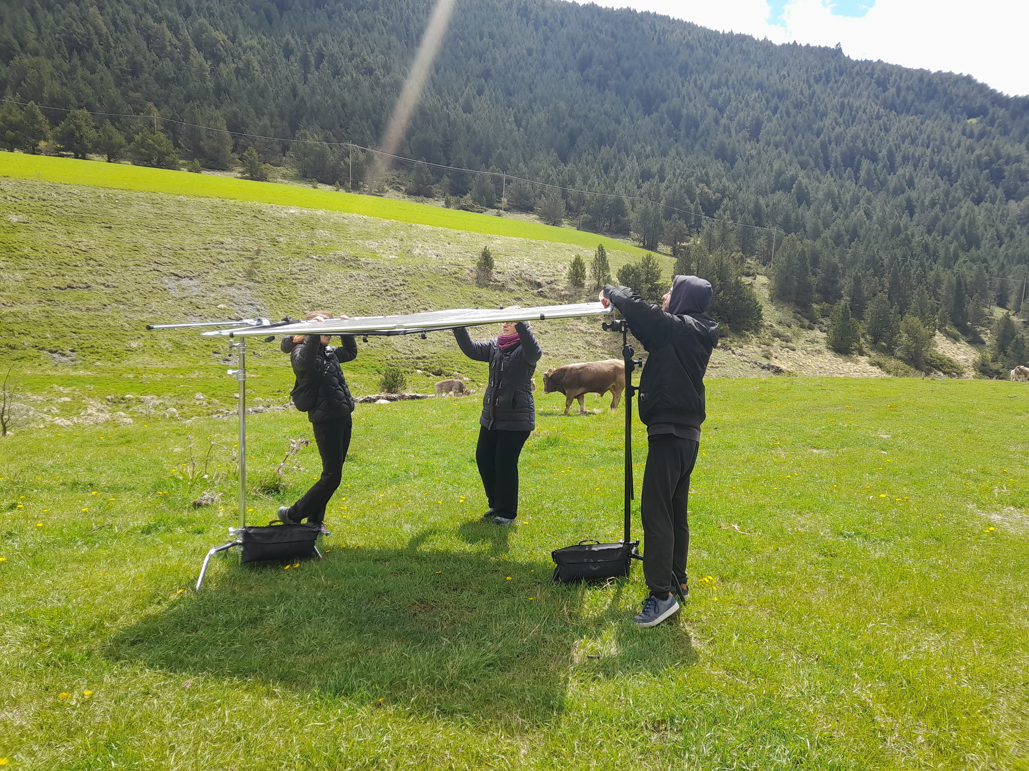 L'equip del rodatge preparant l'escena a Ransol. L'equip del rodatge preparant l'escena a Ransol.