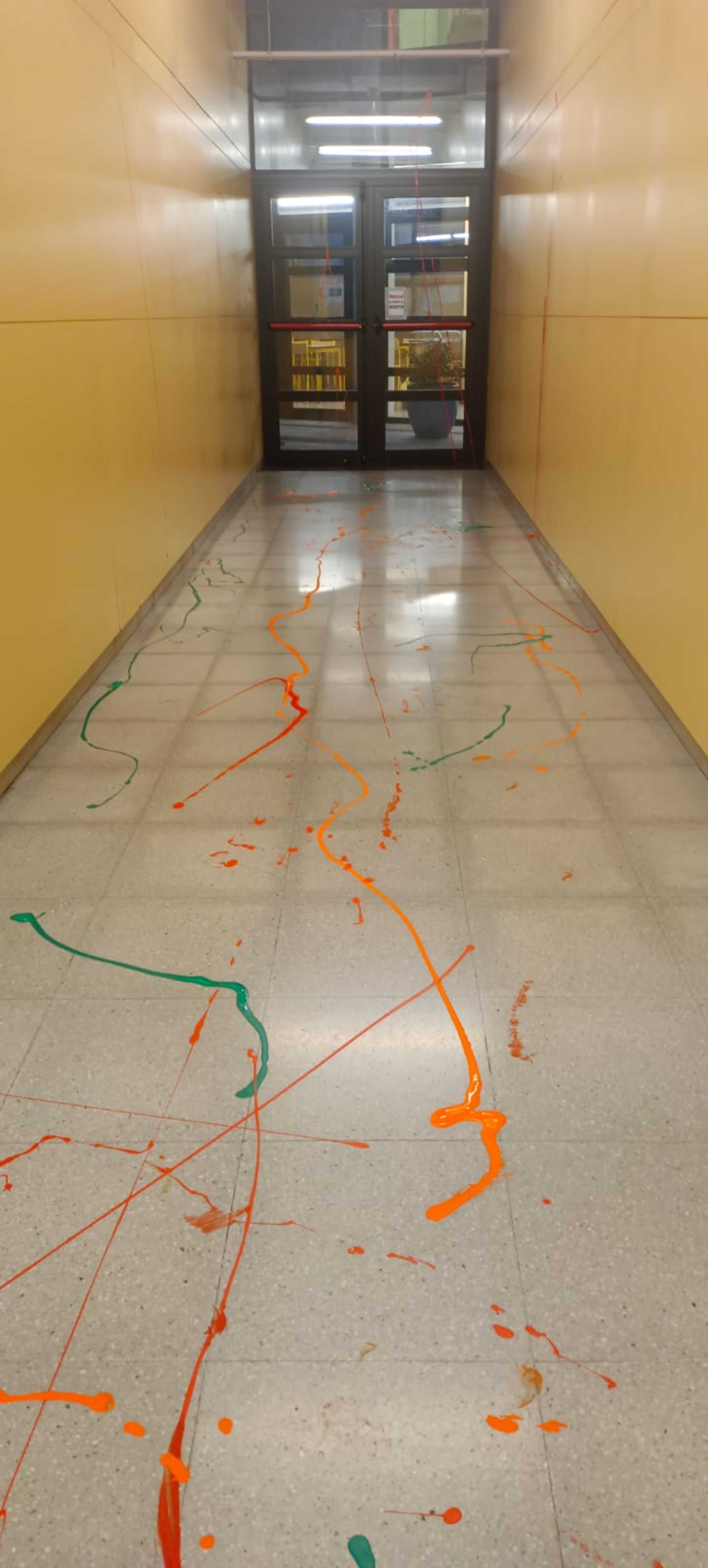 Pintades a l'escola de Santa Coloma el novembre passat.