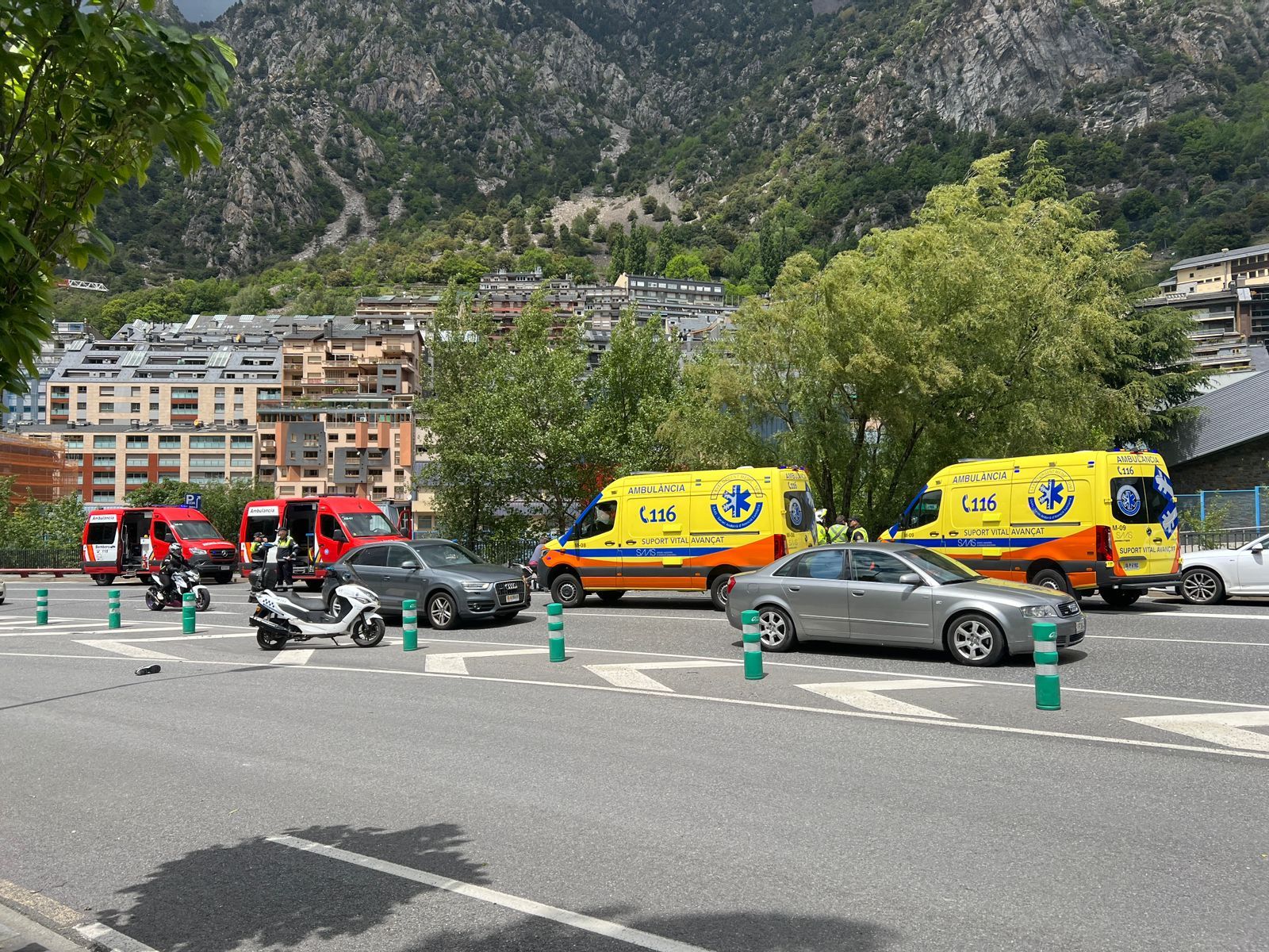 Les ambulàncies presents en el lloc dels fets. Les ambulàncies presents en el lloc dels fets.