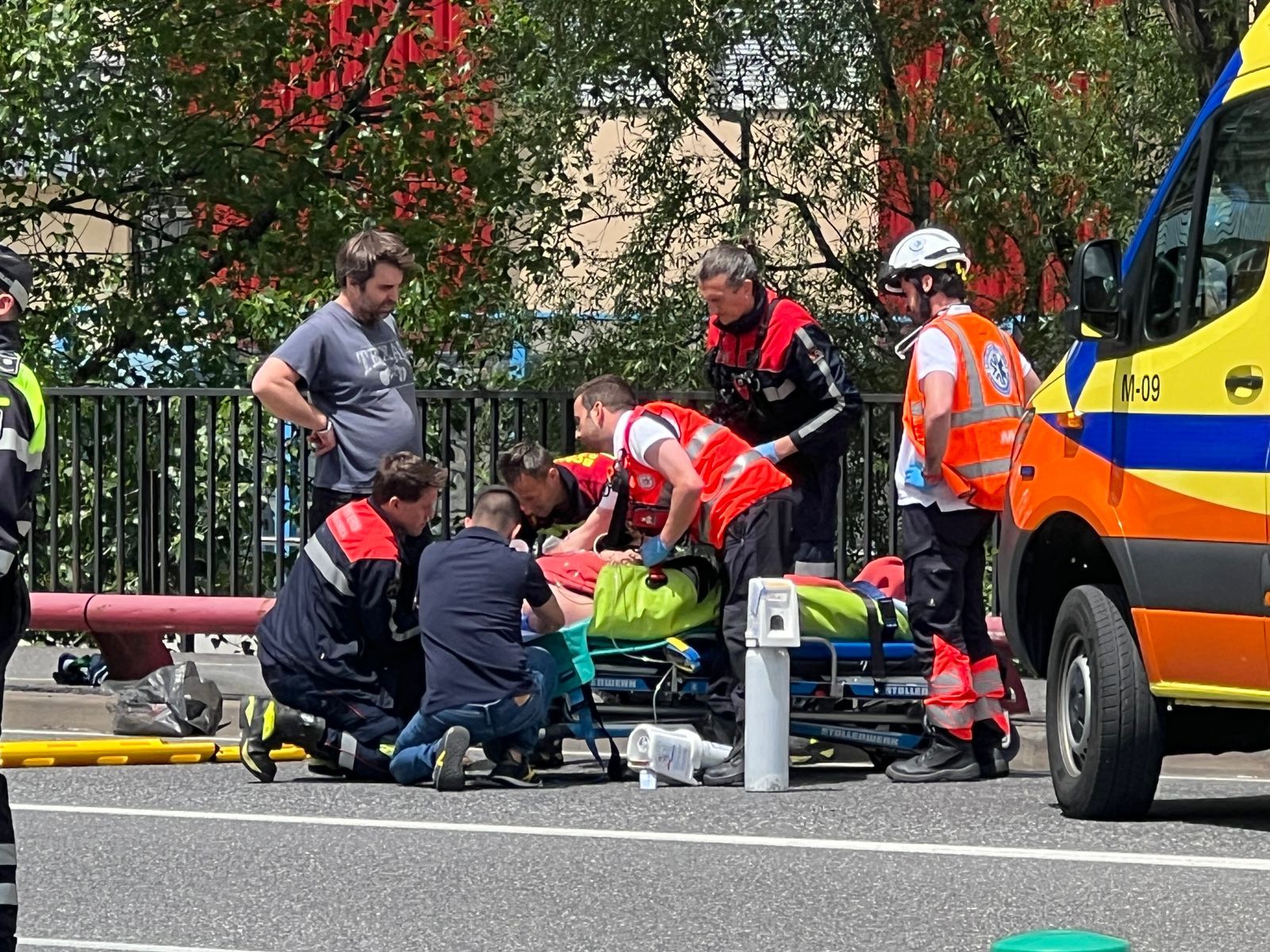 Els serveis mèdics atenent un dels ferits. Els serveis mèdics atenent un dels ferits.