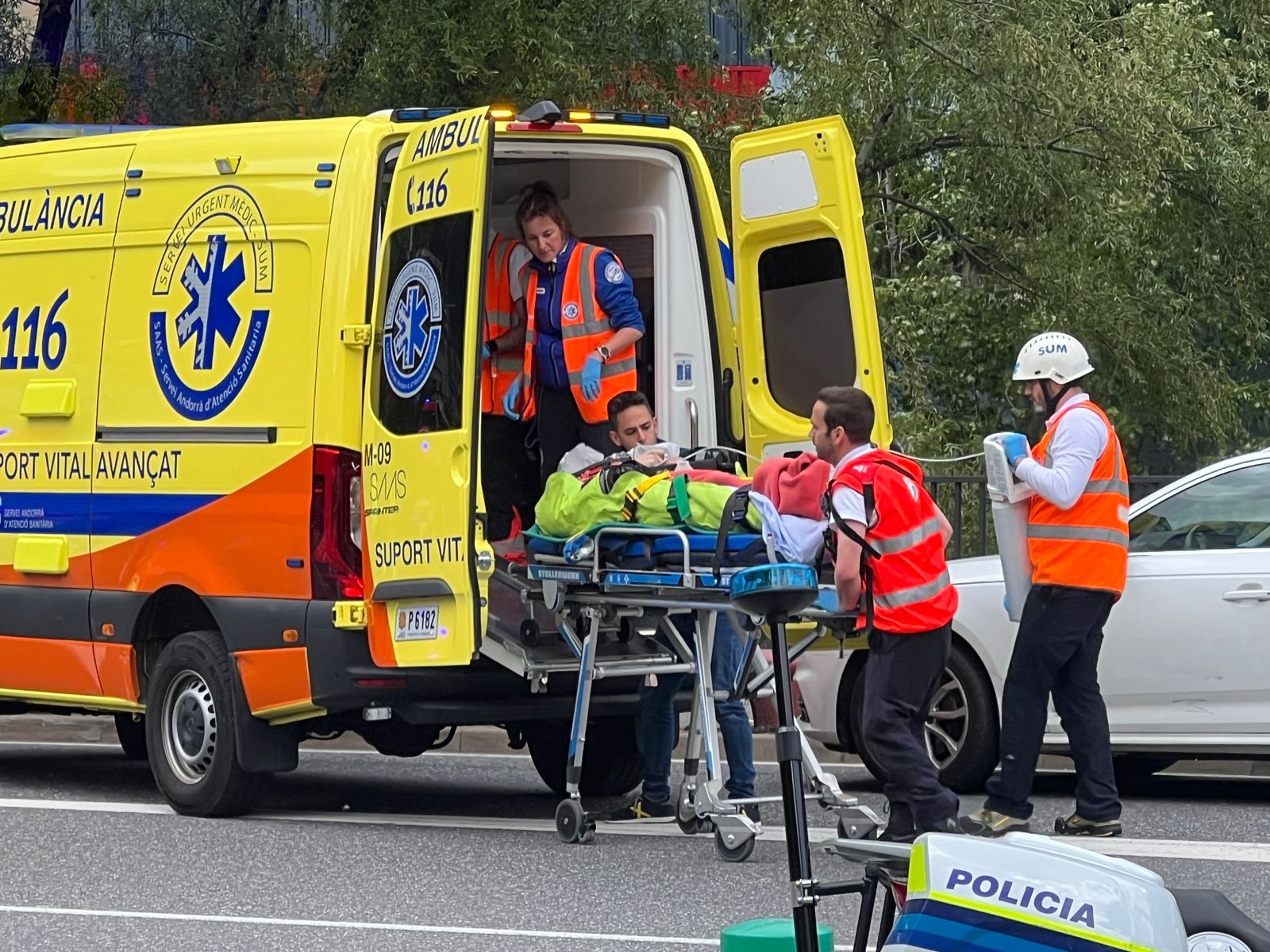 L'ambulància s'endú a l'hospital la segona perfona ferida. L'ambulància s'endú a l'hospital la segona perfona ferida.