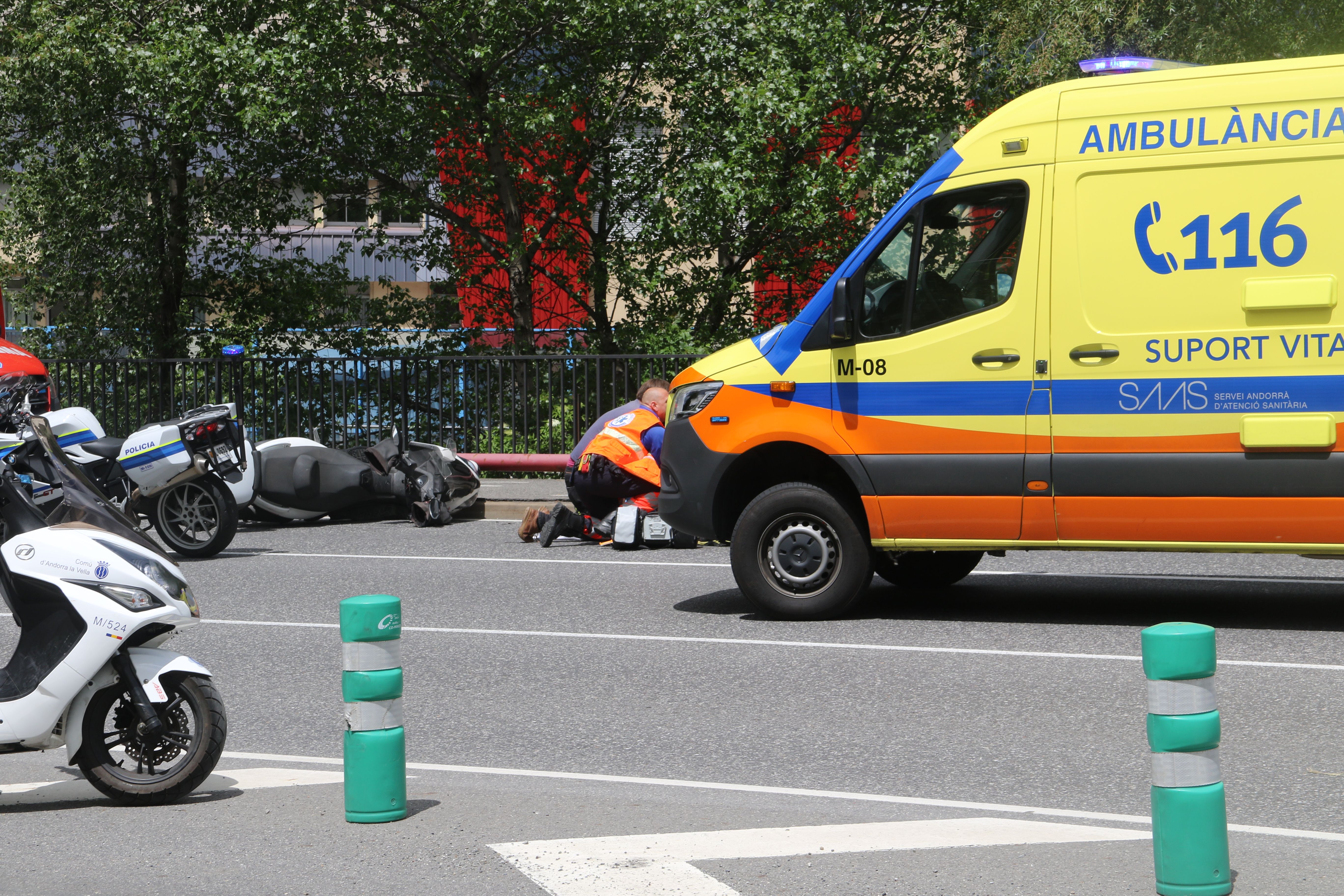 Els sanitaris atenen un dels ferits al costat de la moto implicada. Els sanitaris atenen un dels ferits al costat de la moto implicada.