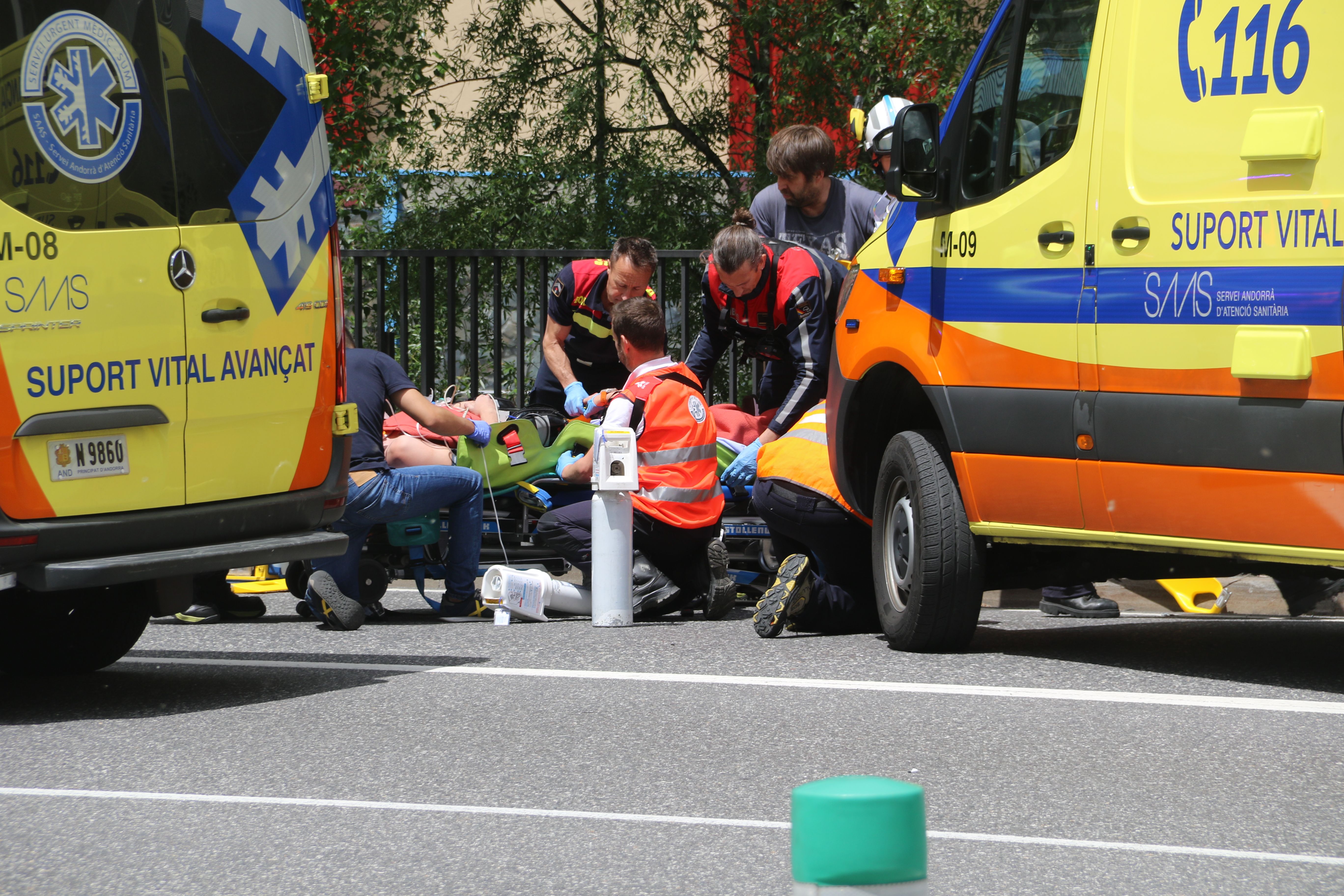 Els sanitaris atenent un dels ferits. Els sanitaris atenent un dels ferits.