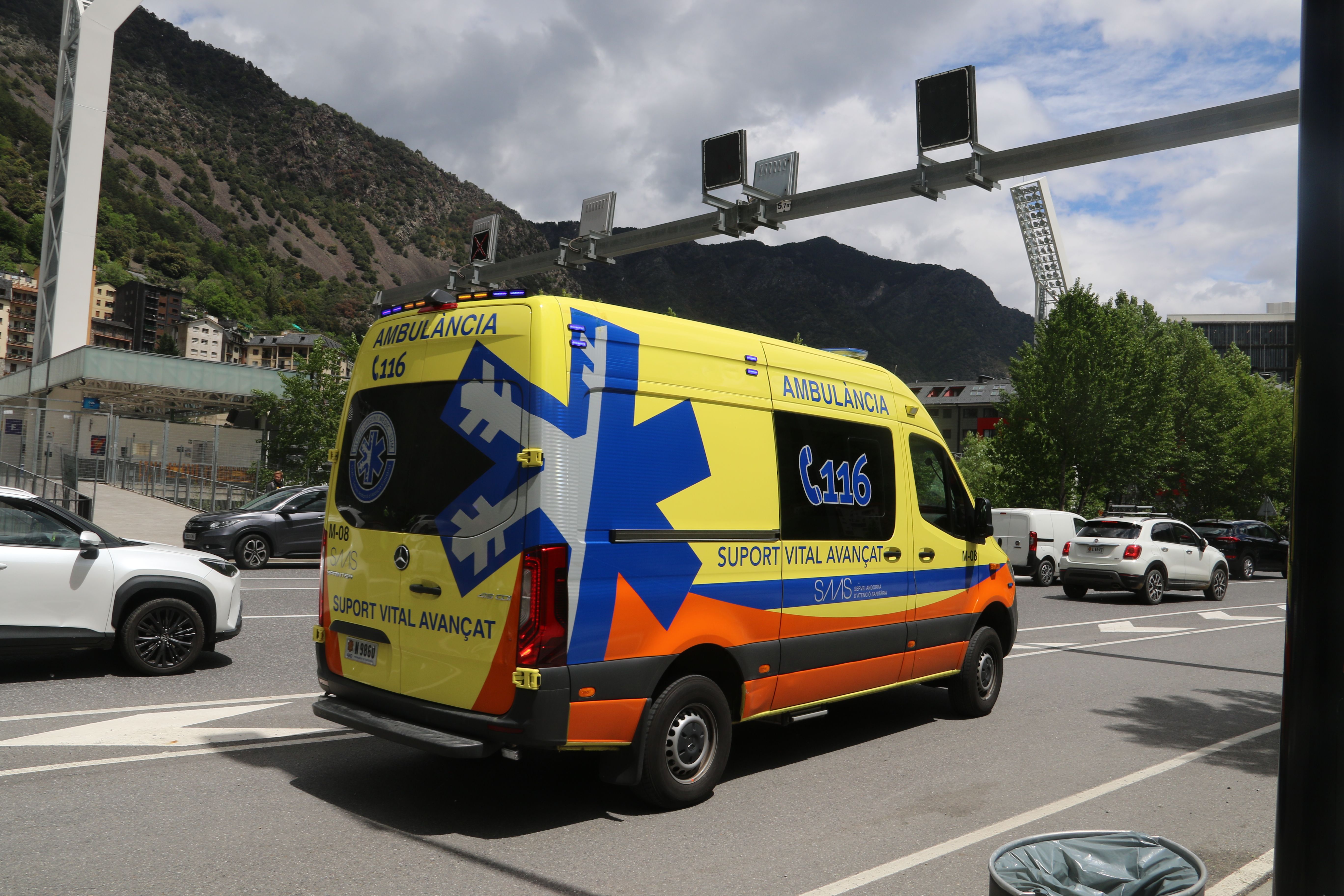 Una de les ambulàncies del SUM activades marxant ja del lloc. Una de les ambulàncies del SUM activades marxant ja del lloc.