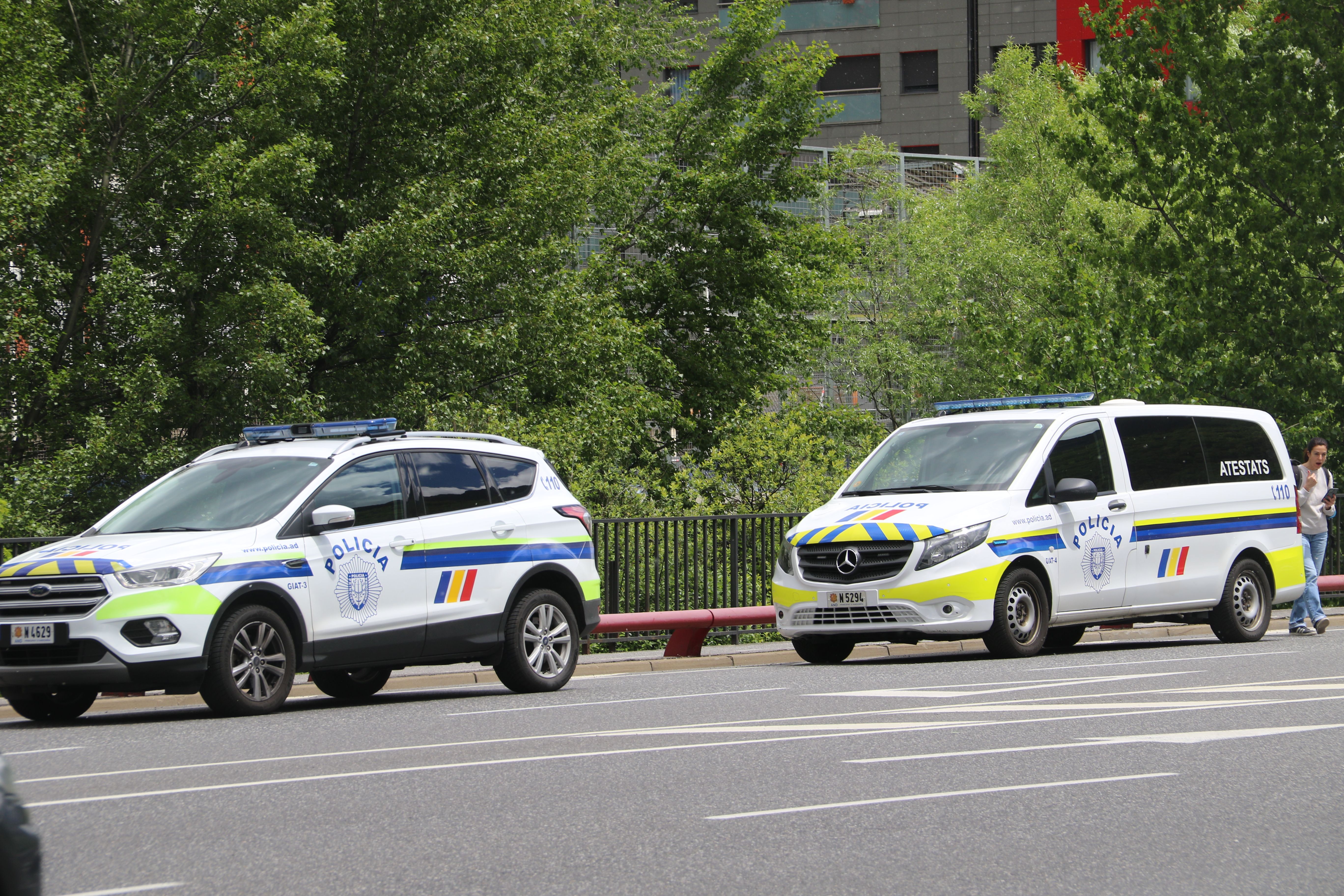 Dos dels vehicles policials que han acudit a lloc. Dos dels vehicles policials que han acudit a lloc.