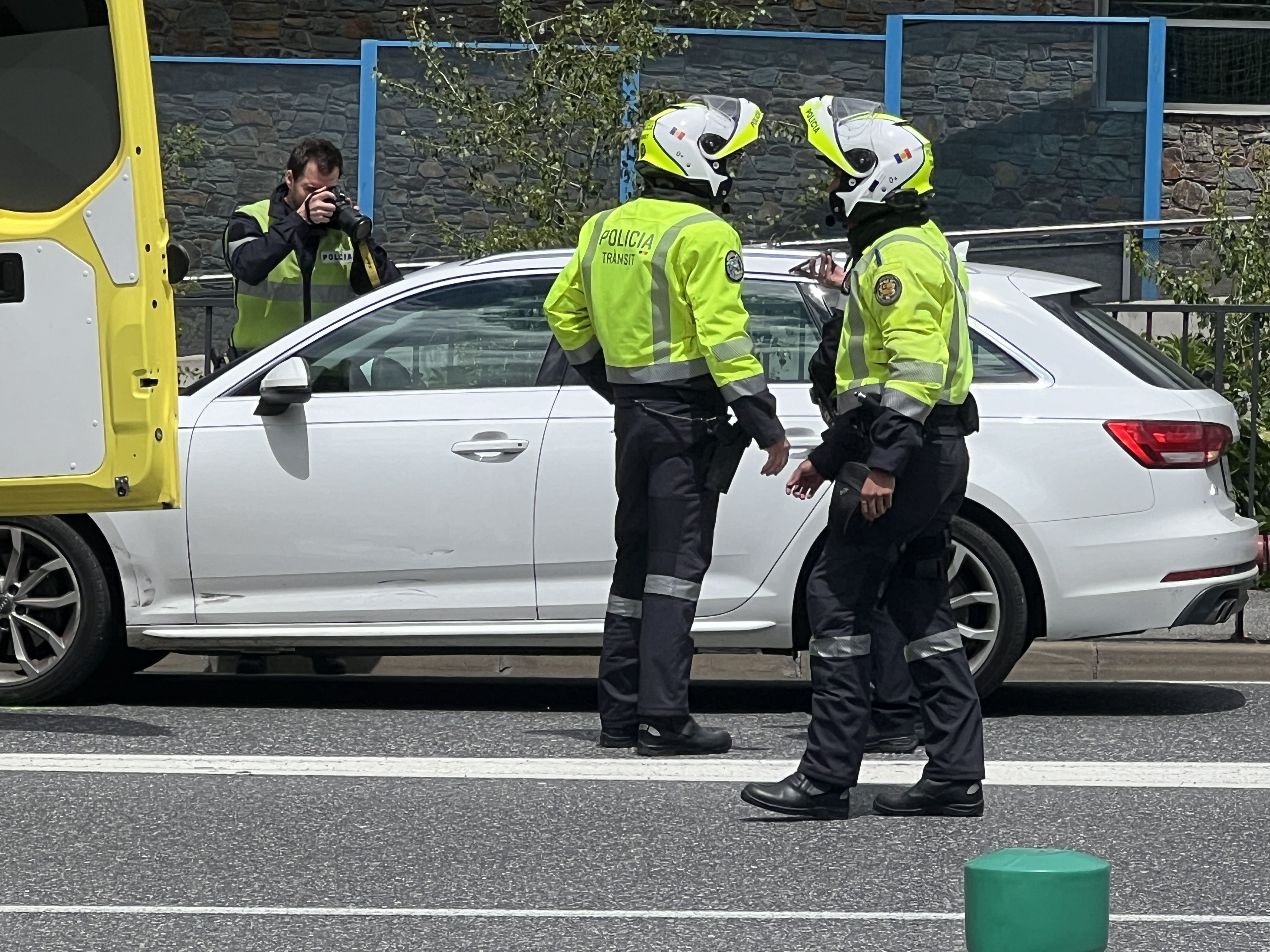 Policies recollint detalls del cotxe implicat. Policies recollint detalls del cotxe implicat.