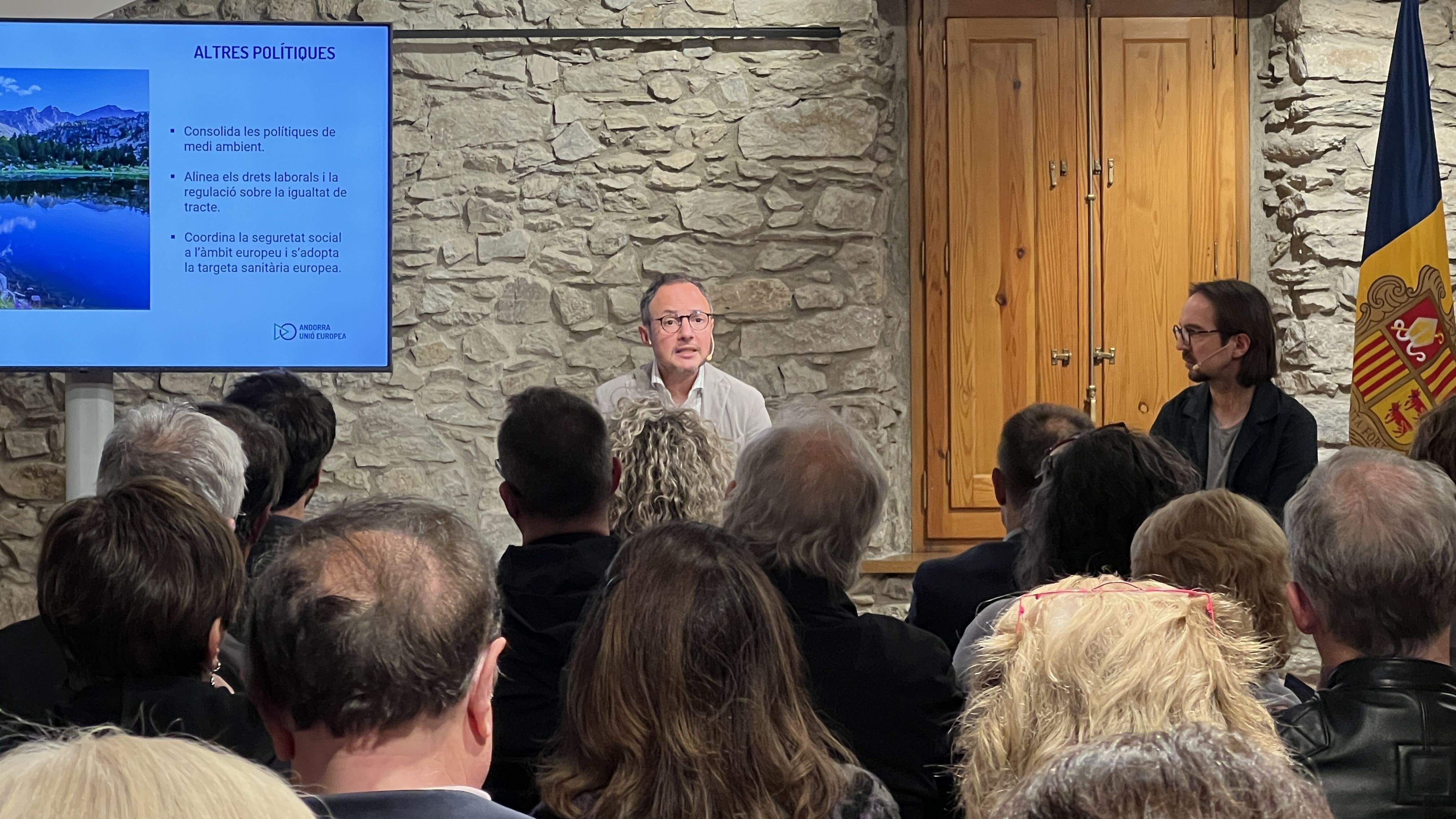 Un moment de la reunió pública aquest vespre a Sant Julià.