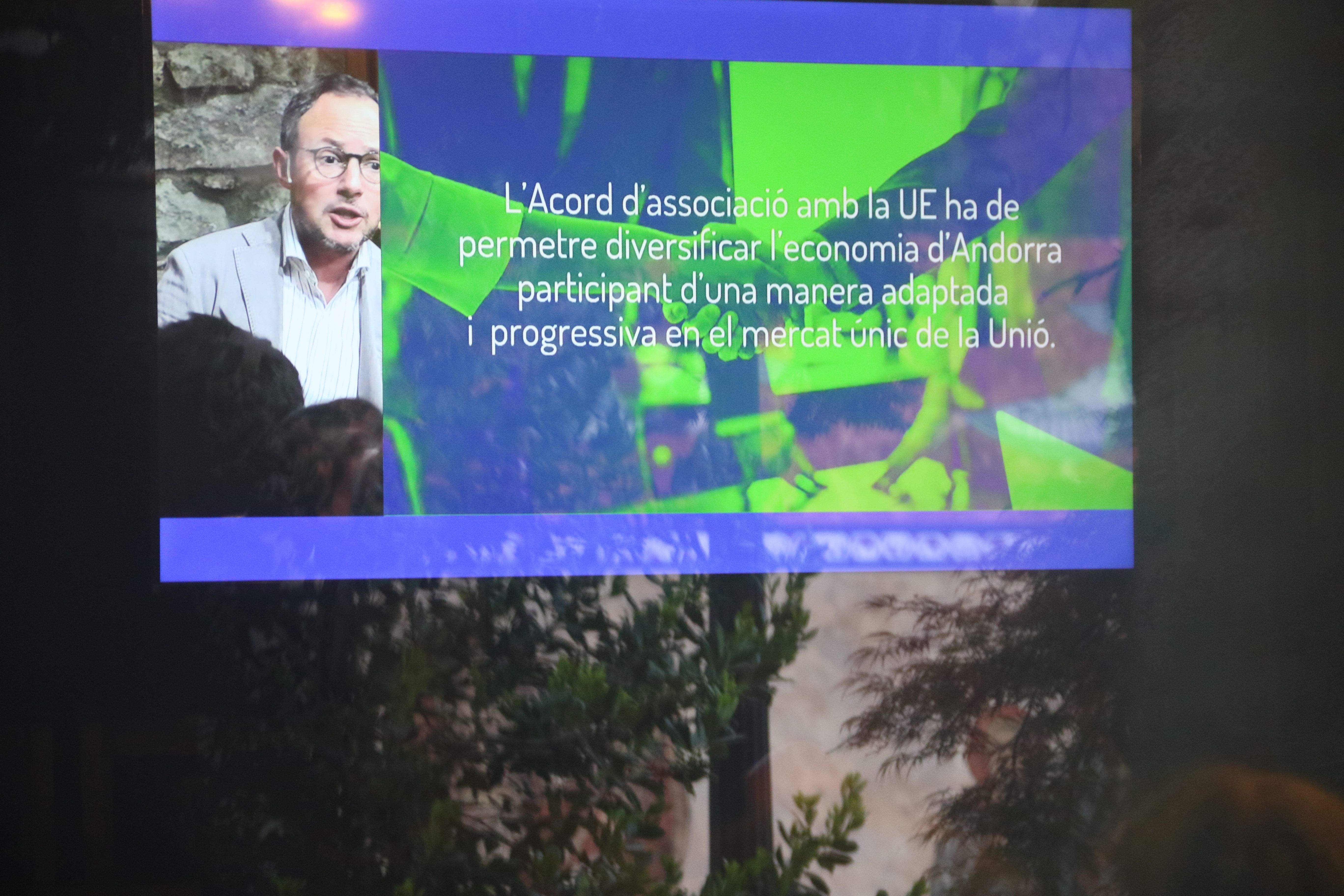 La compareixença vista des del carrer, tal com es veia a la planta baixa del comú.