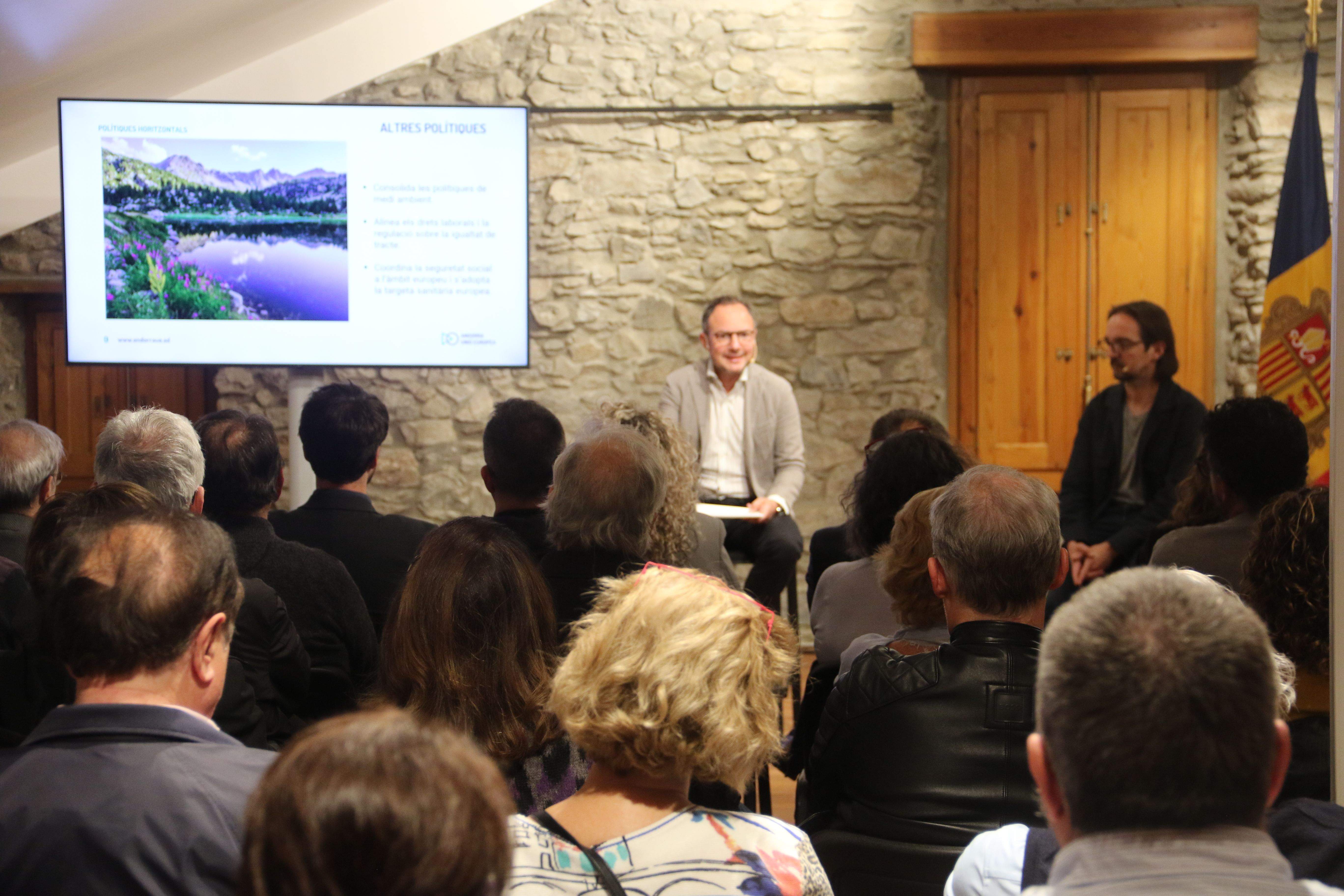 Tant la sala Sergi Mas com la sala de consell de comú s'han omplert.