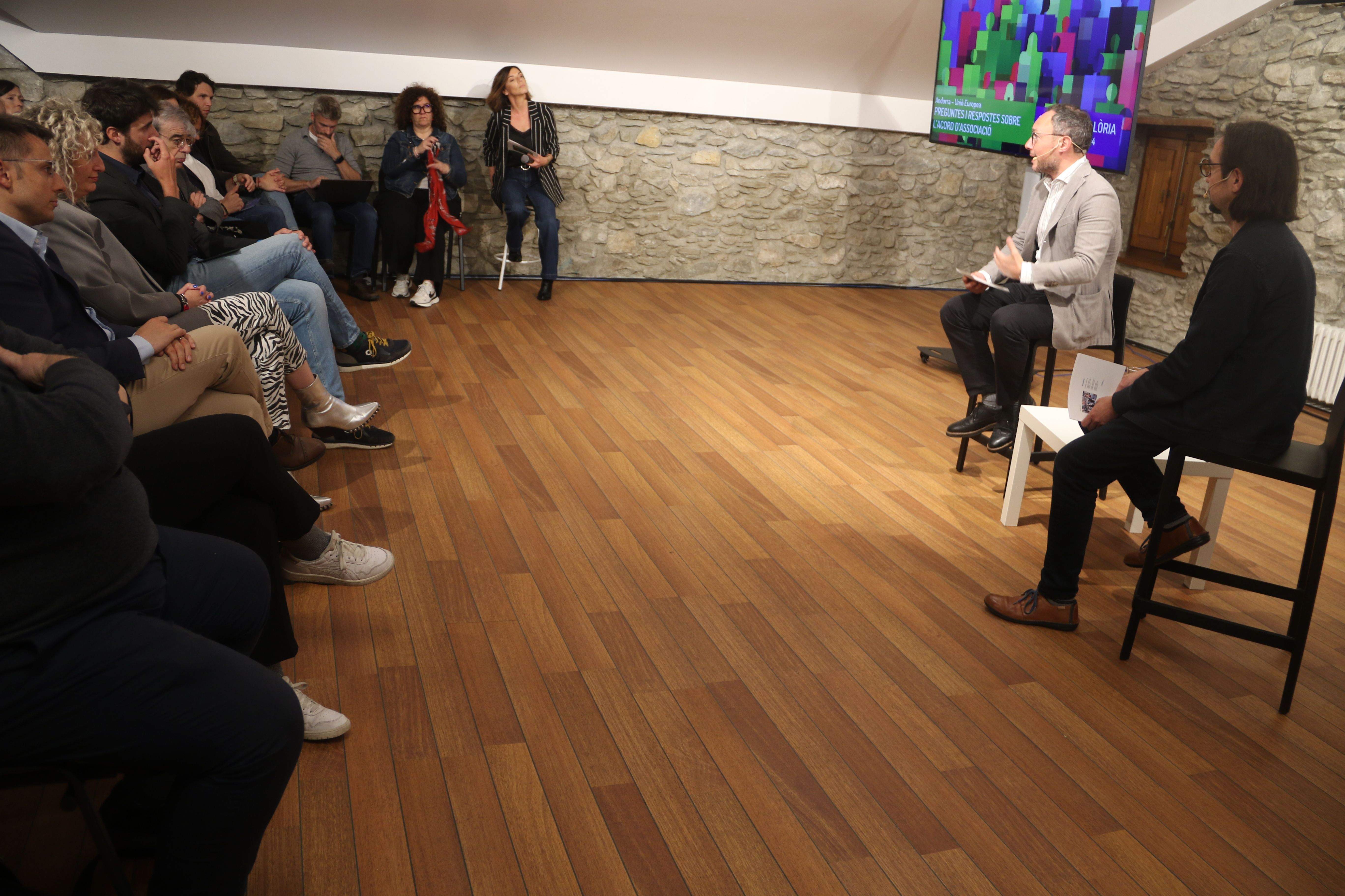 Primera fila d'autoritats durant la reunió sobre la UE.