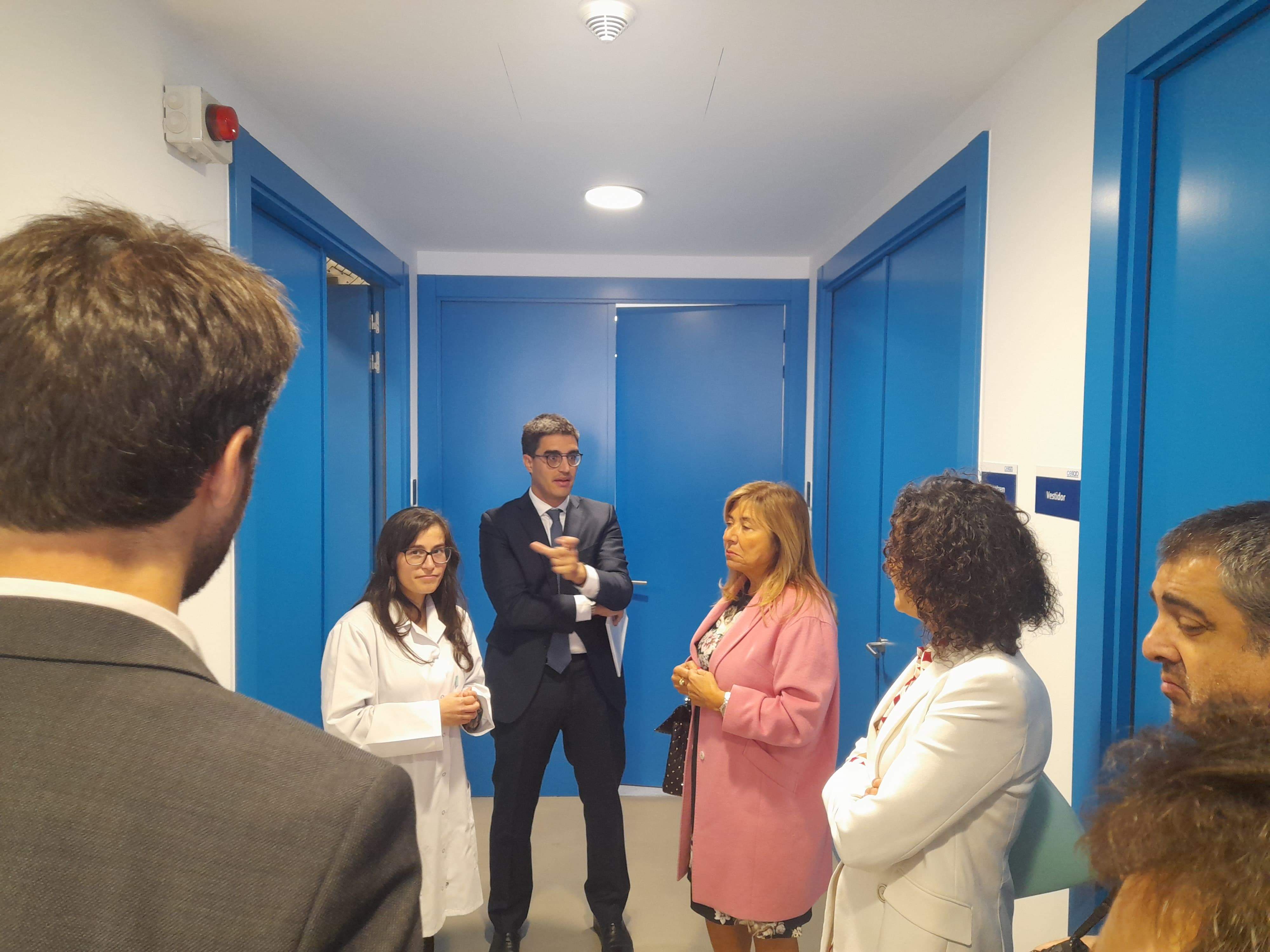 Conxita Marsol durant la visita guiada al laboratori.