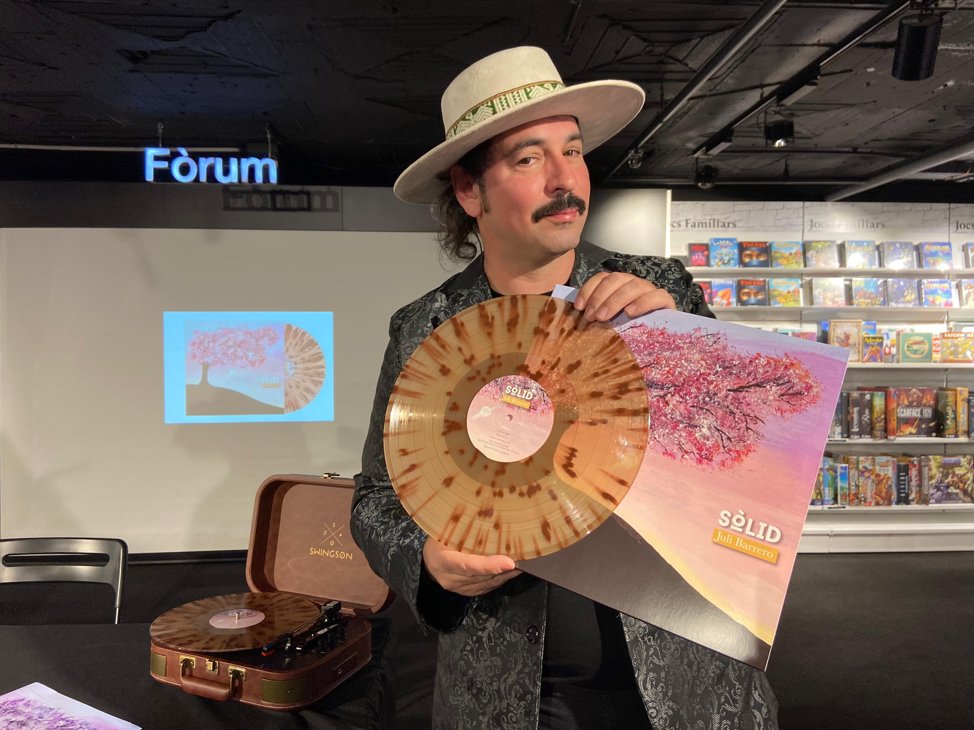 Juli Barrero, amb el nou disc 'Sòlid' en format vinil durant la presentació d'avui. 