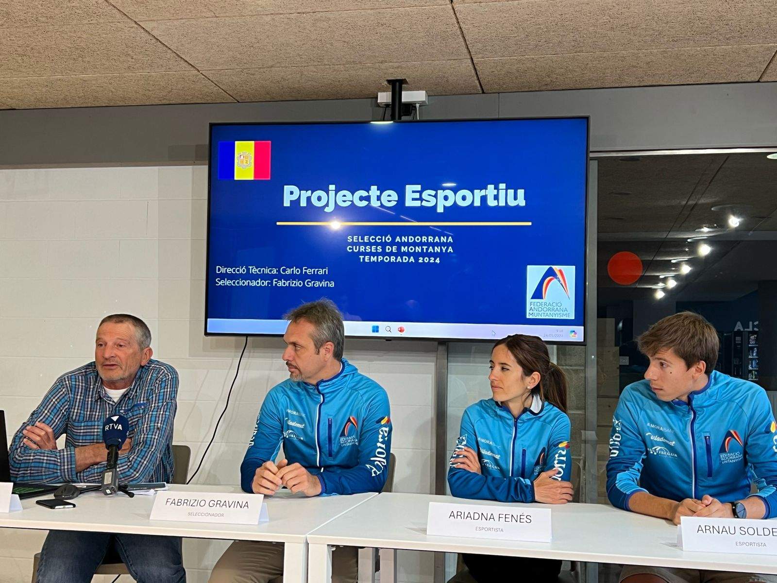 L'equip nacional de curses de muntanya 2024, al complet aquest matí a Ordino. 