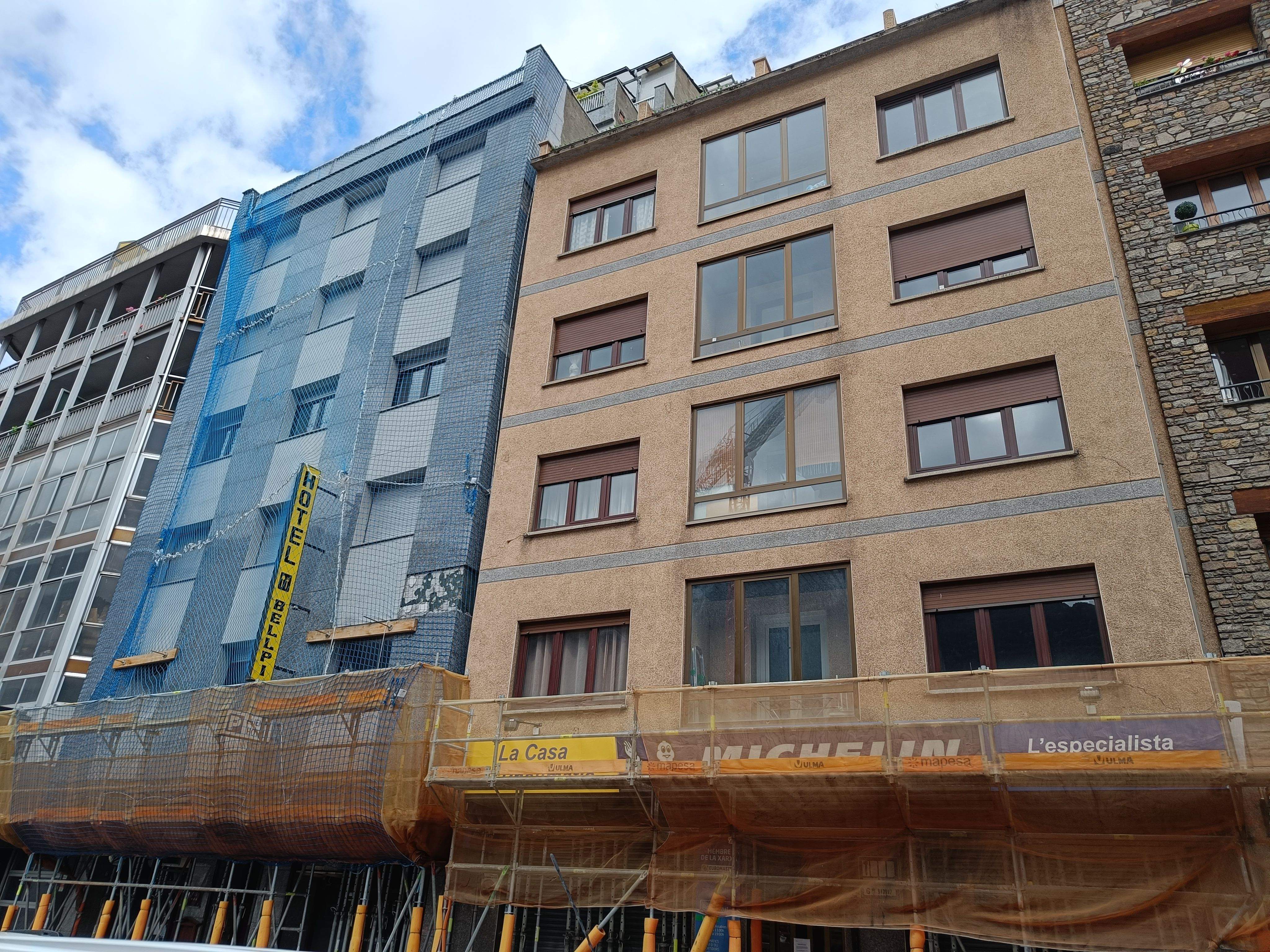 Els blocs afectats per les esquerdes a l'avinguda Santa Coloma.