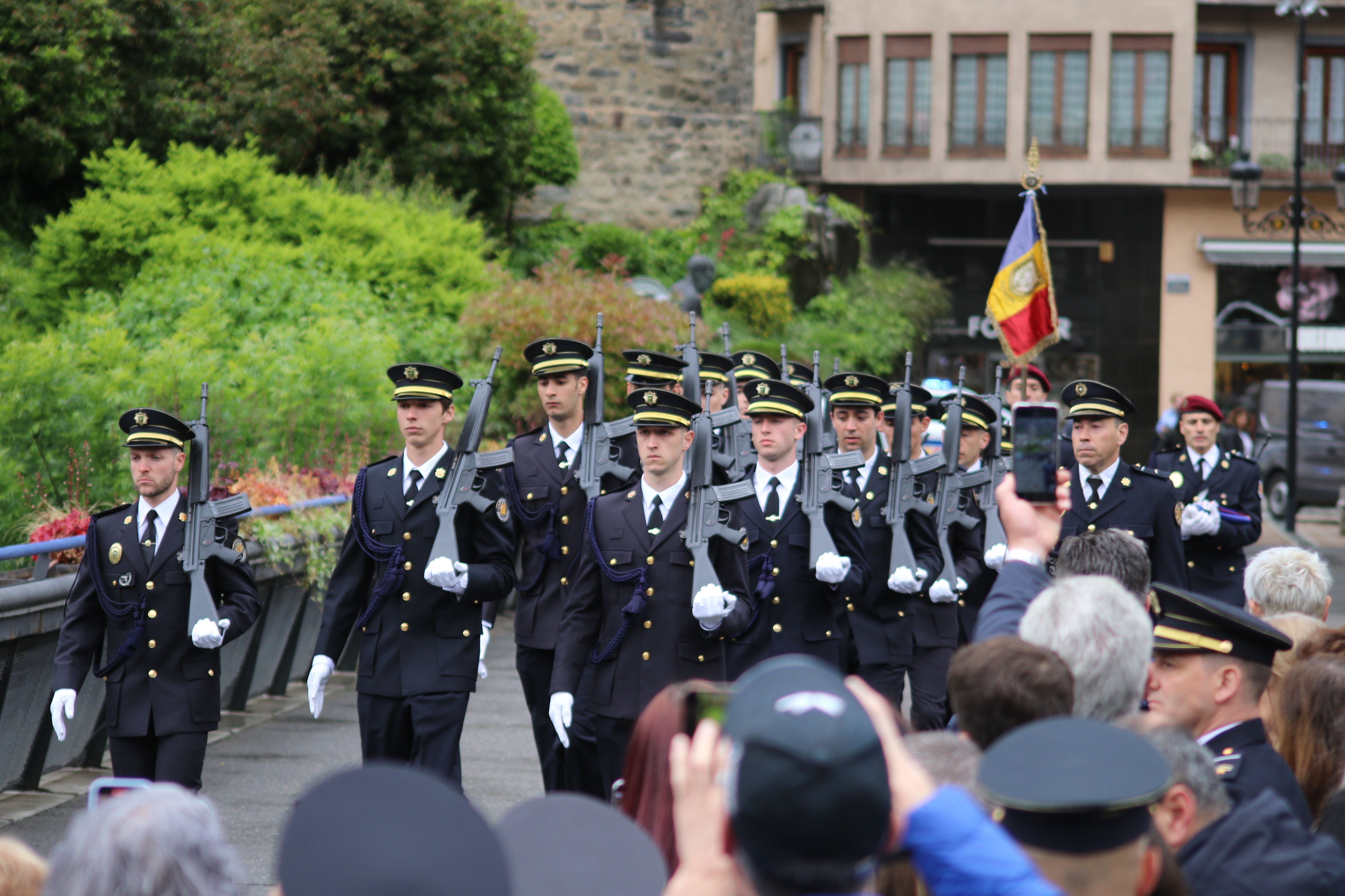 La promoció 58 accedint a la plaça del Poble. La promoció 58 accedint a la plaça del Poble.