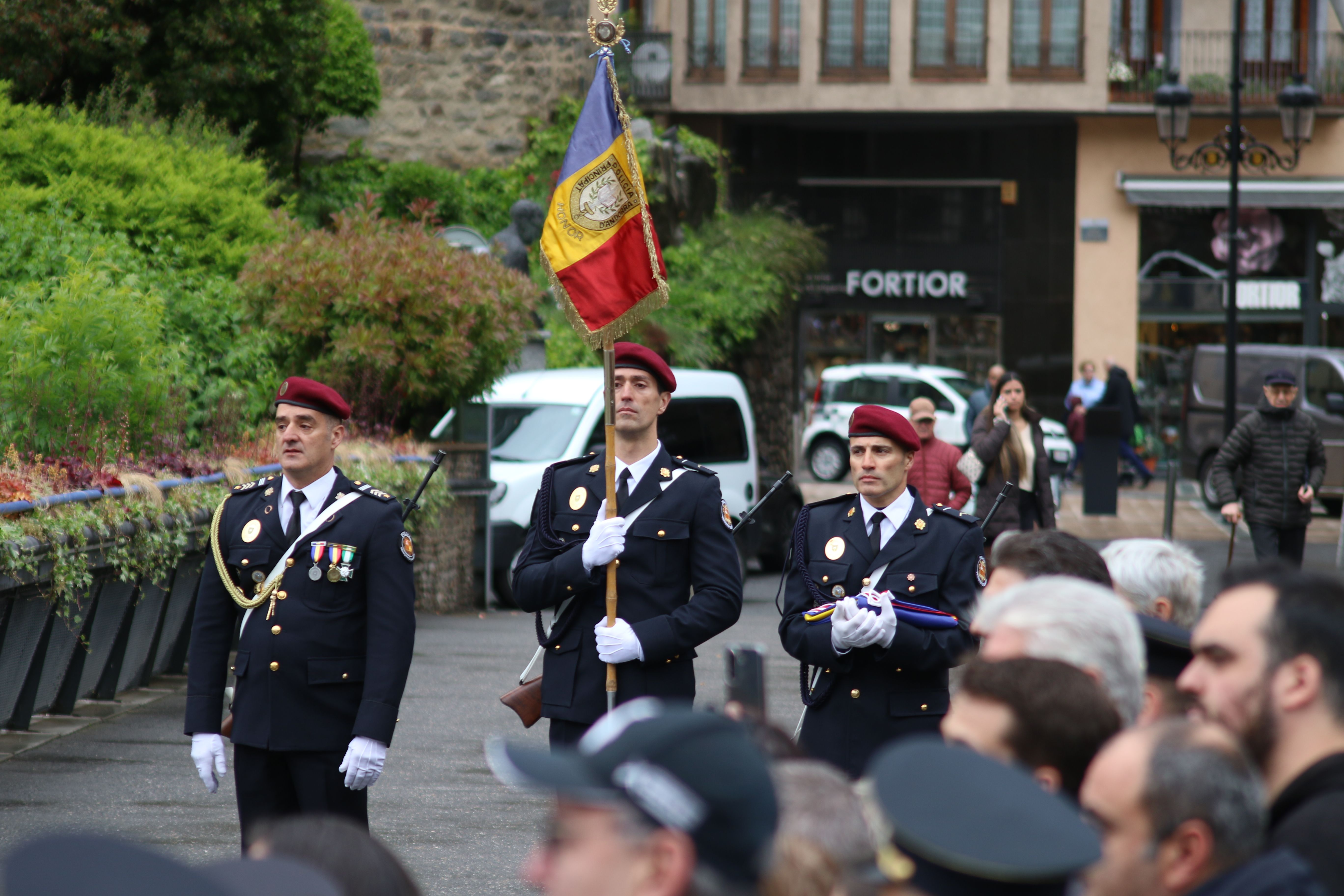 Membres del GIPA escortant la bandera. Membres del GIPA escortant la bandera.