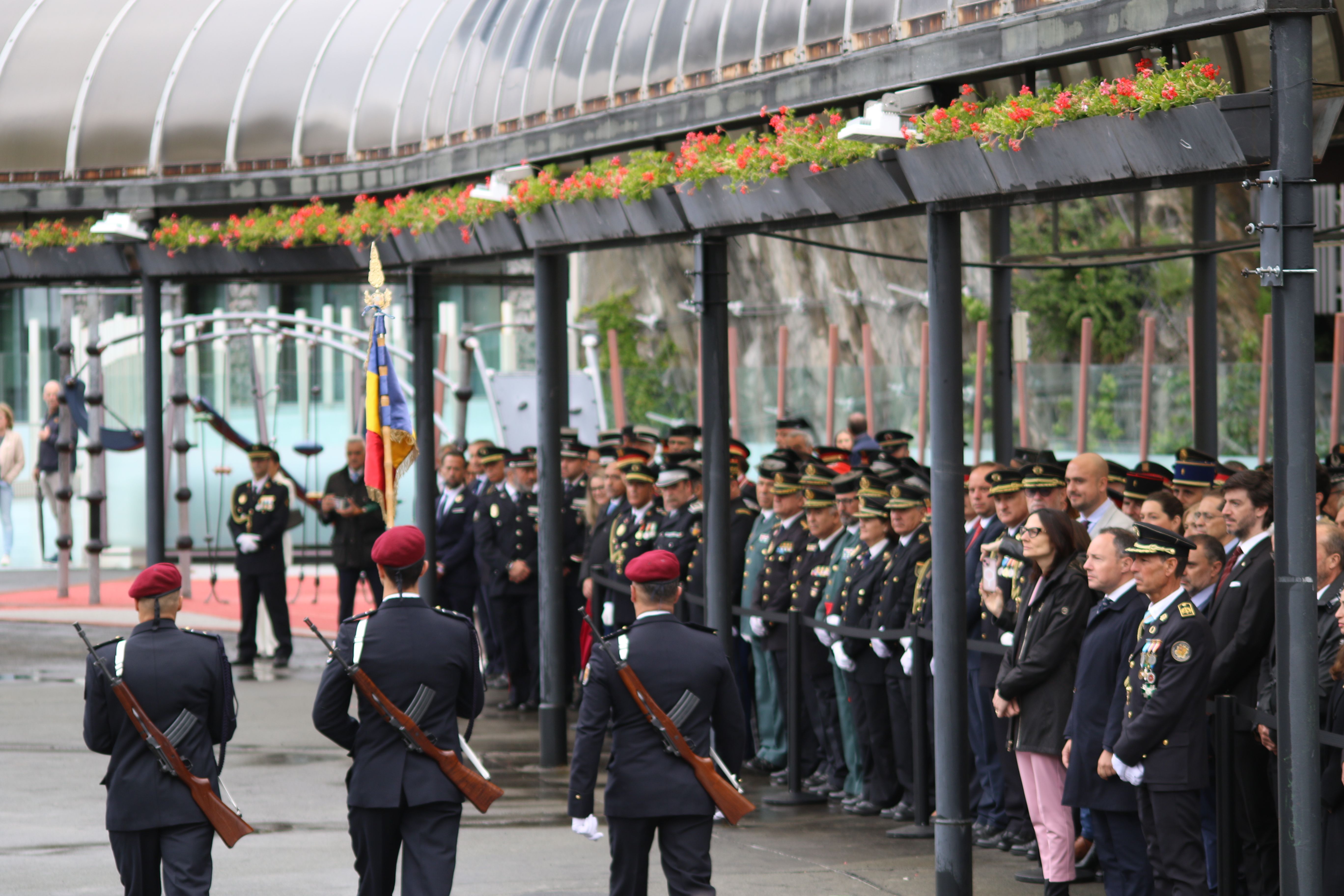La bandera accedint a la plaça. La bandera accedint a la plaça.