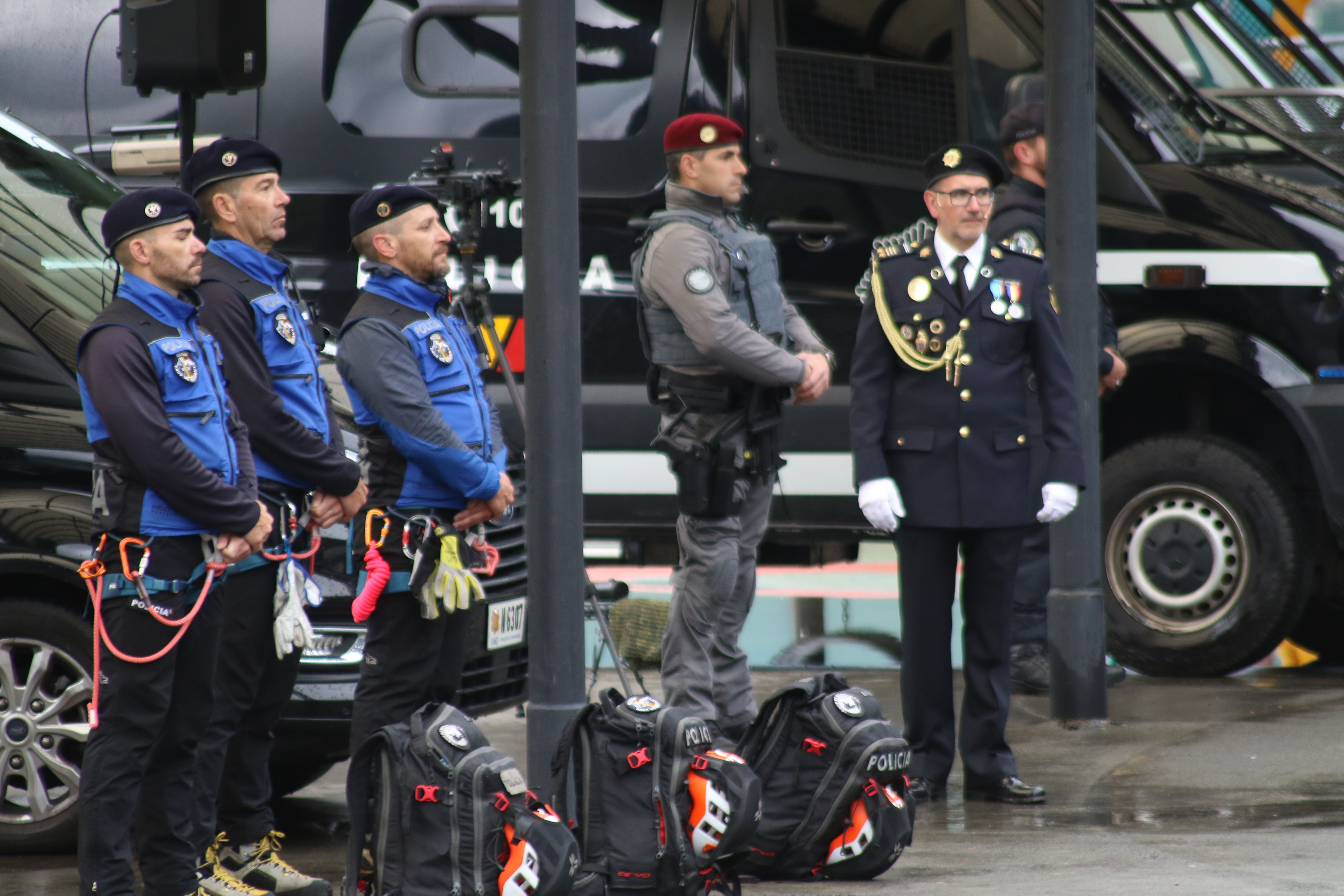 L'inspector major que ha comandat la desfilada al costat de membres dels cossos especials. L'inspector major que ha comandat la desfilada al costat de membres dels cossos especials.