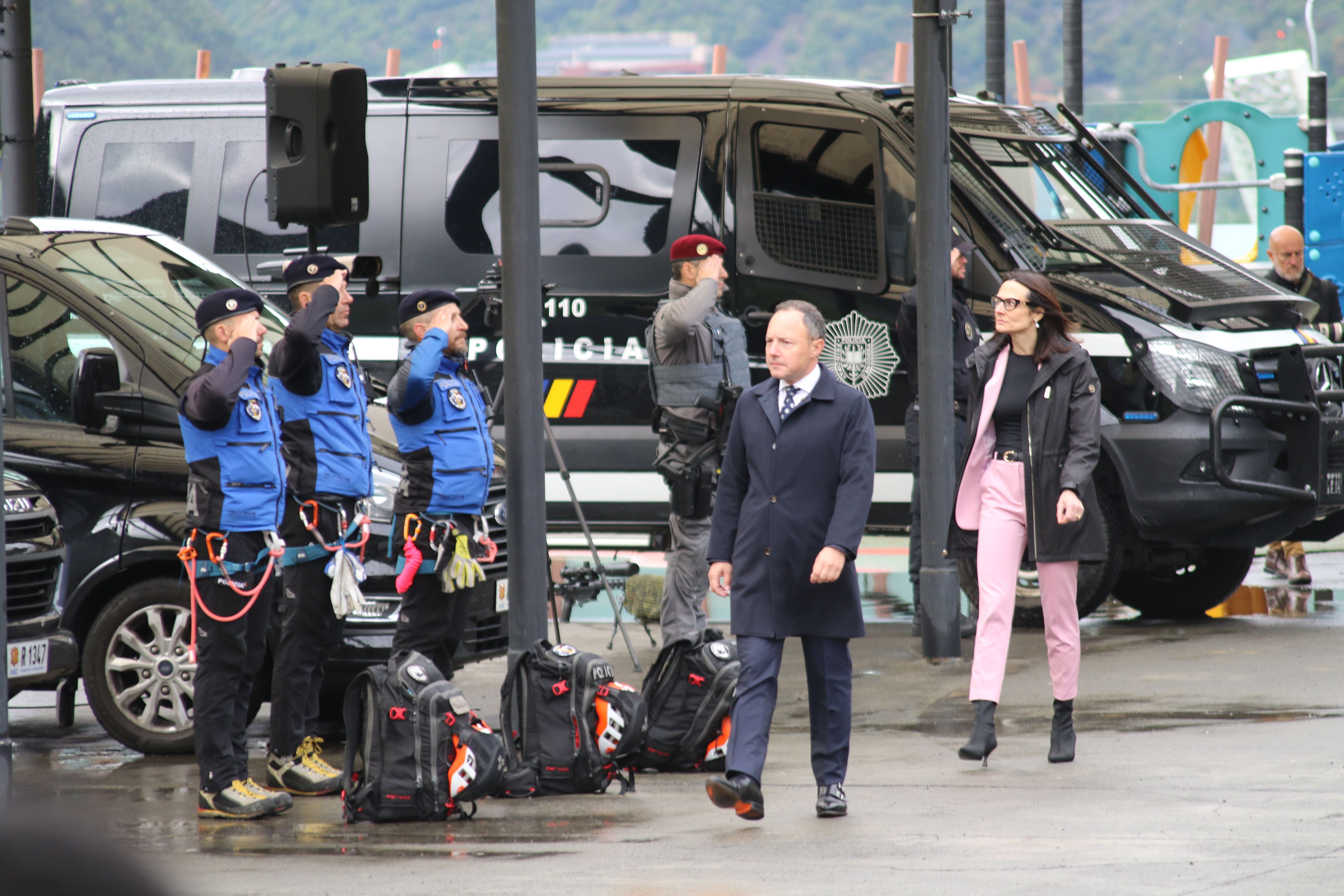 Xavier Espot i Ester Molné passant revista. Xavier Espot i Ester Molné passant revista.