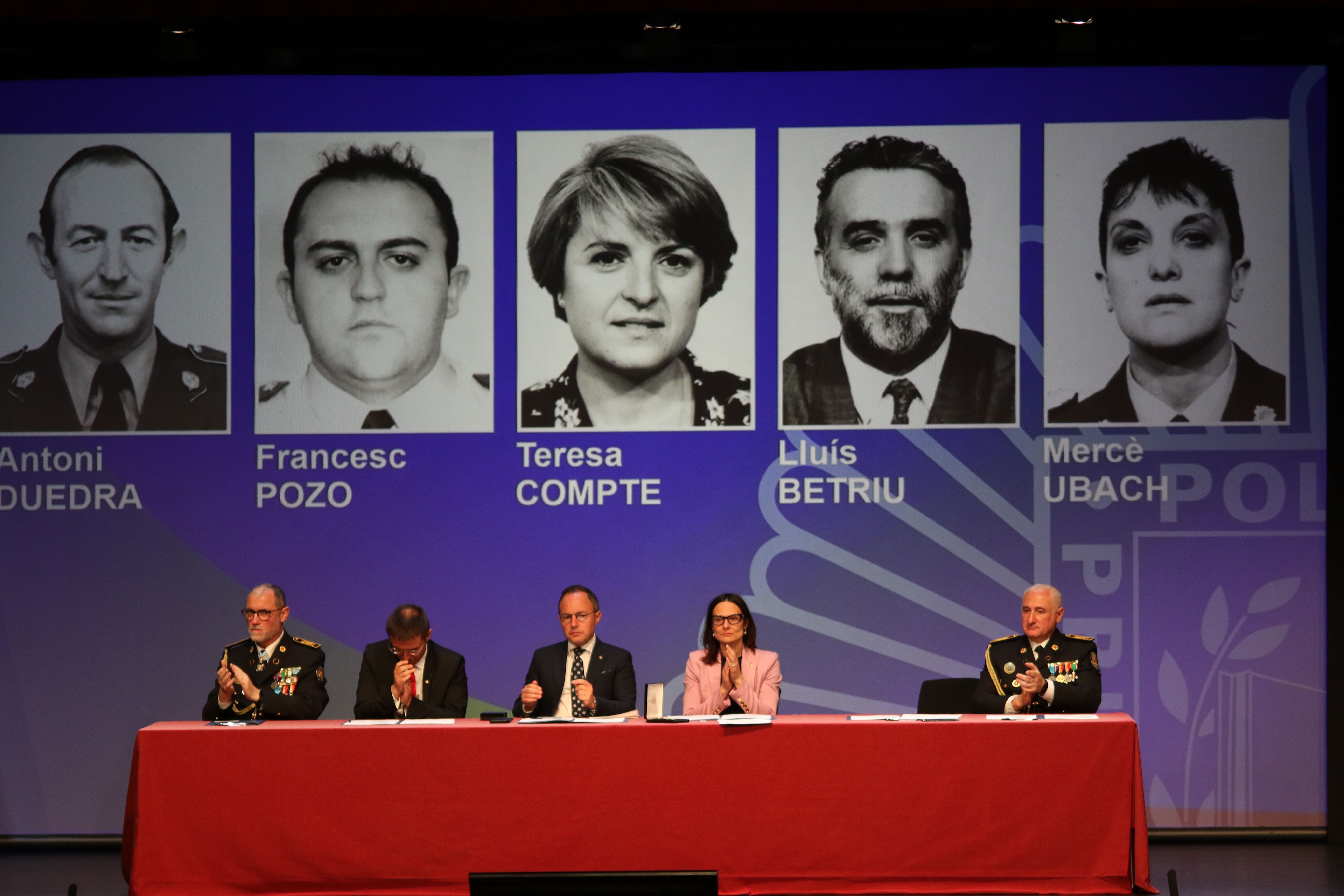 Record per als integrants o exintegrants del cos que han mort el darrer any. Record per als integrants o exintegrants del cos que han mort el darrer any.