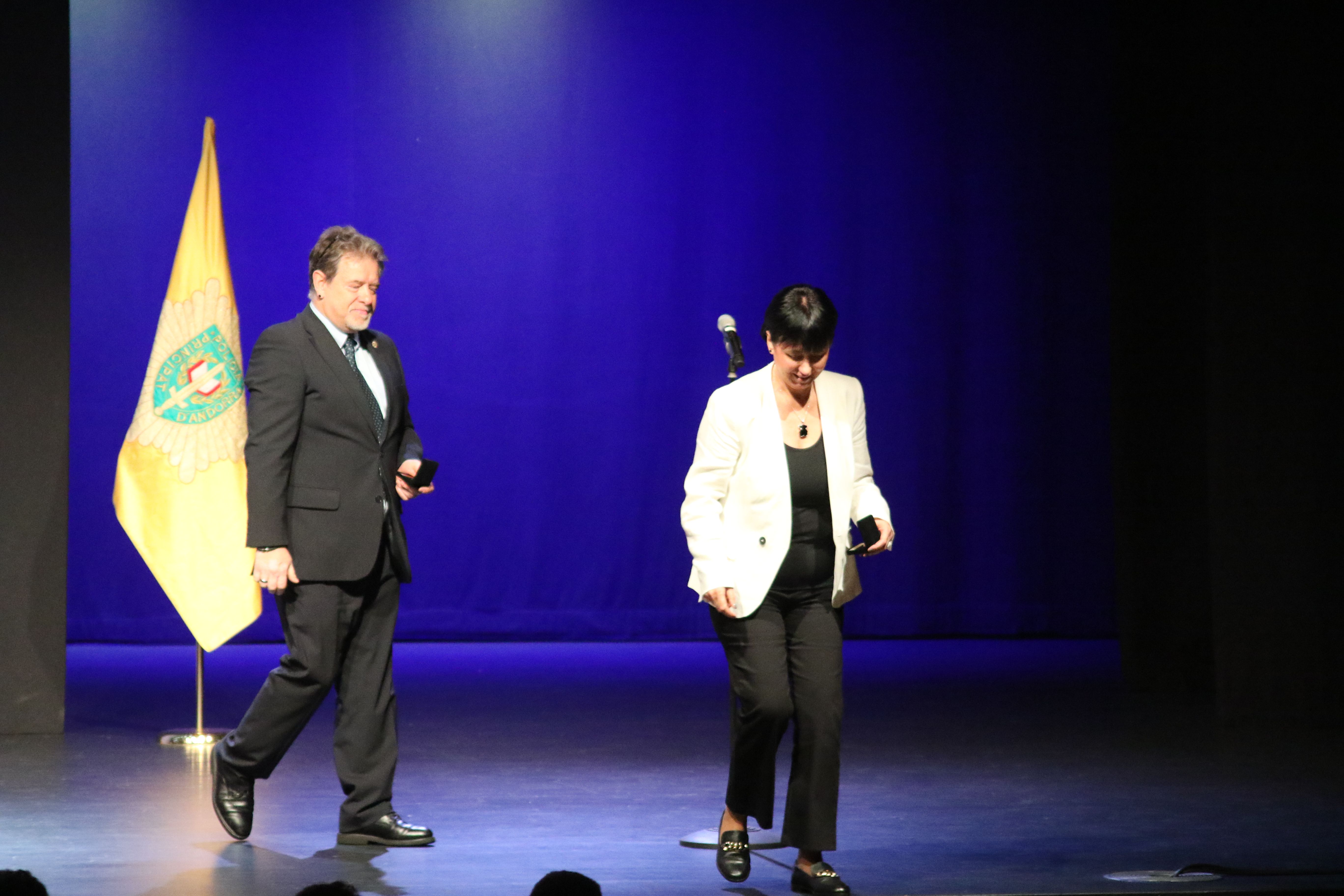 Els dos tècnics de suport de manteniment honorats pels 35 anys al cos. Els dos tècnics de suport de manteniment honorats pels 35 anys al cos.