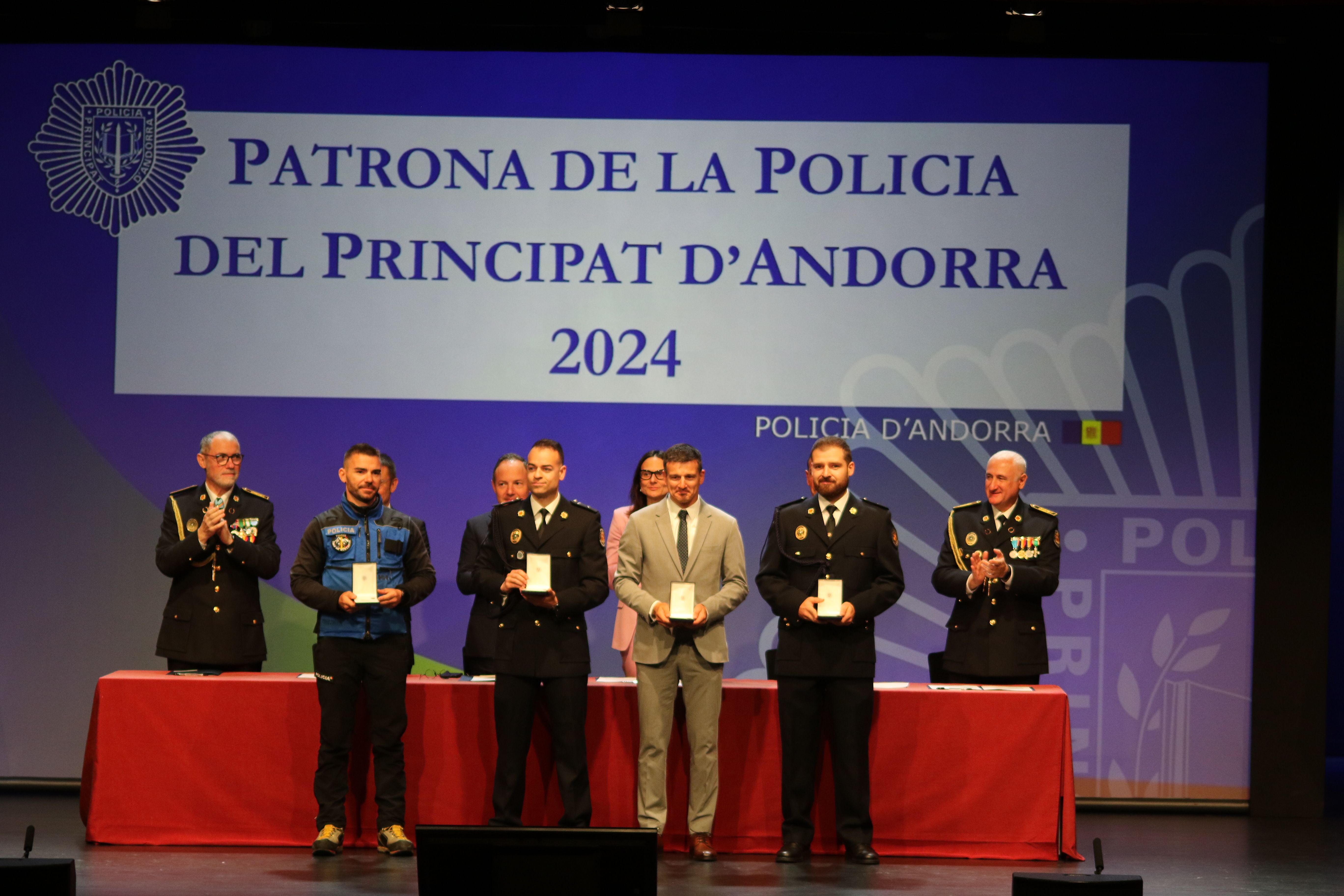 Reconeguts pels deu anys al cos. Reconeguts pels deu anys al cos.