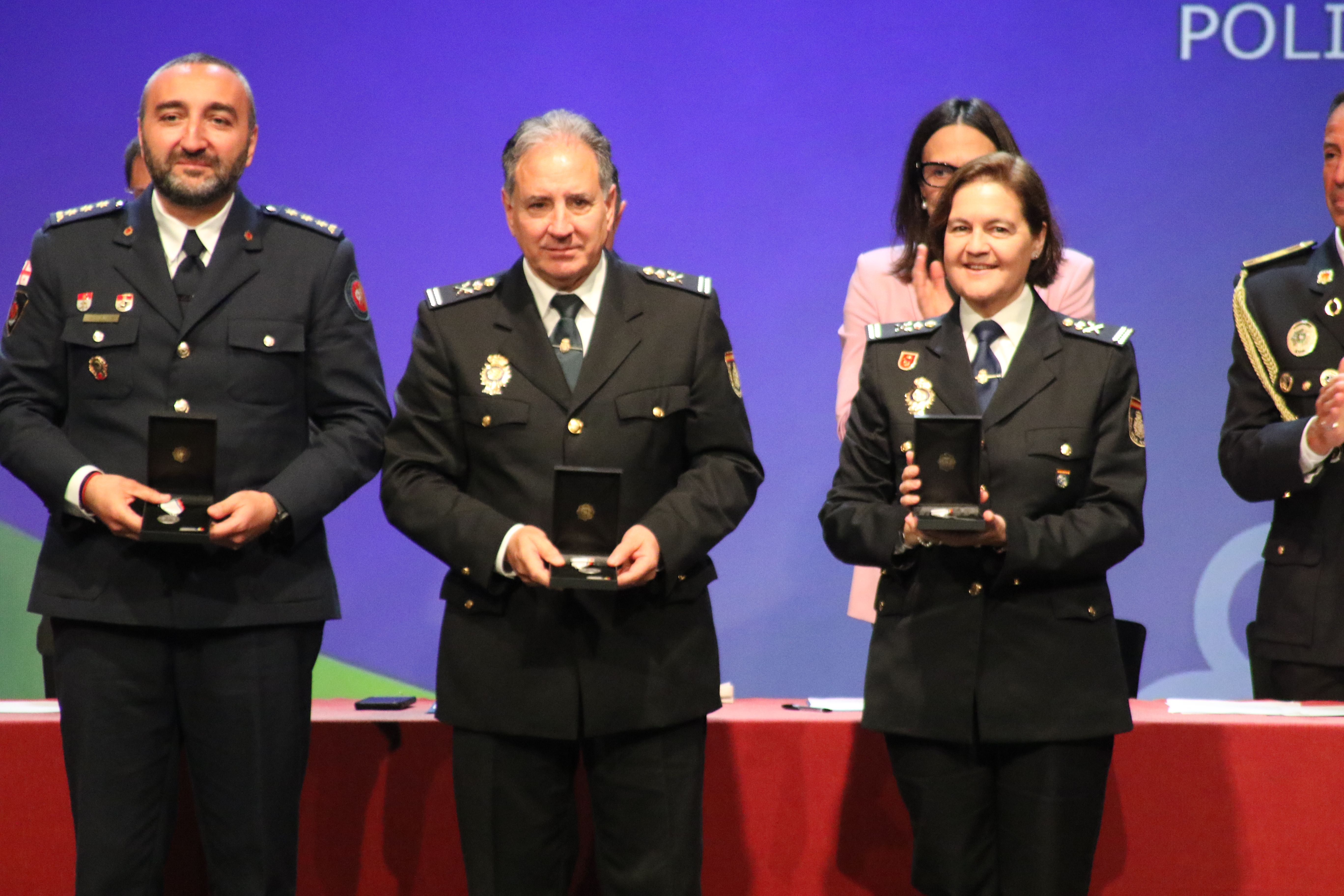 Condecoració amb distintiu d’argent a la comissària principal de la policia espanyola Alícia Malo, el comissari general del mateix cos Luís Pascual, i el coronel georgià Shalva Shubladze. Condecoració amb distintiu d’argent a la comissària principal de la policia espanyola Alícia Malo, el comissari general del mateix cos Luís Pascual, i el coronel georgià Shalva Shubladze.