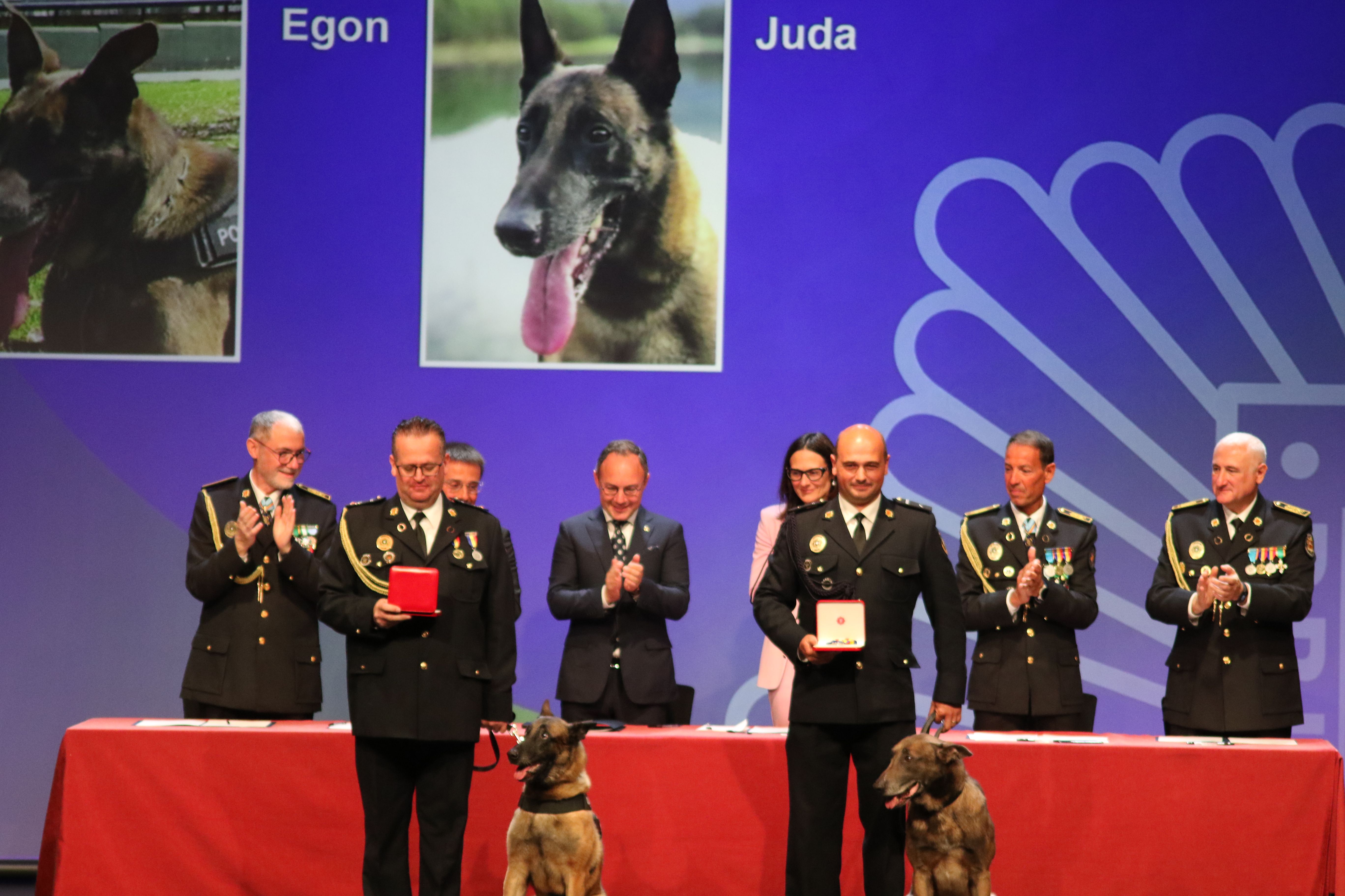 Reconeixement a dos agents canins -i els seus guies- que es jubilen. Reconeixement a dos agents canins -i els seus guies- que es jubilen.