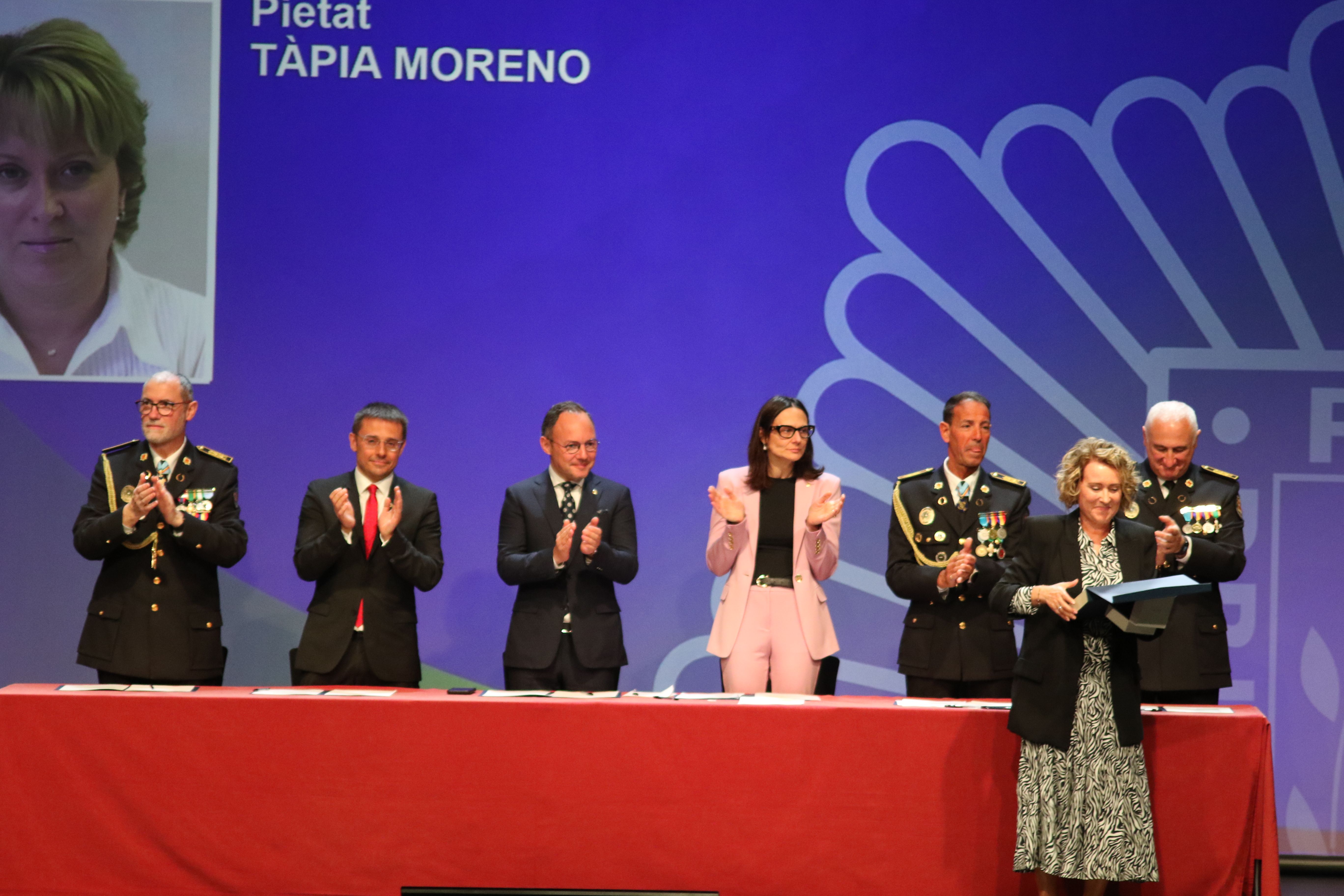 Reconeixement a l'agent administrativa Pietat Tàpia per la seva jubilació. Reconeixement a l'agent administrativa Pietat Tàpia per la seva jubilació.