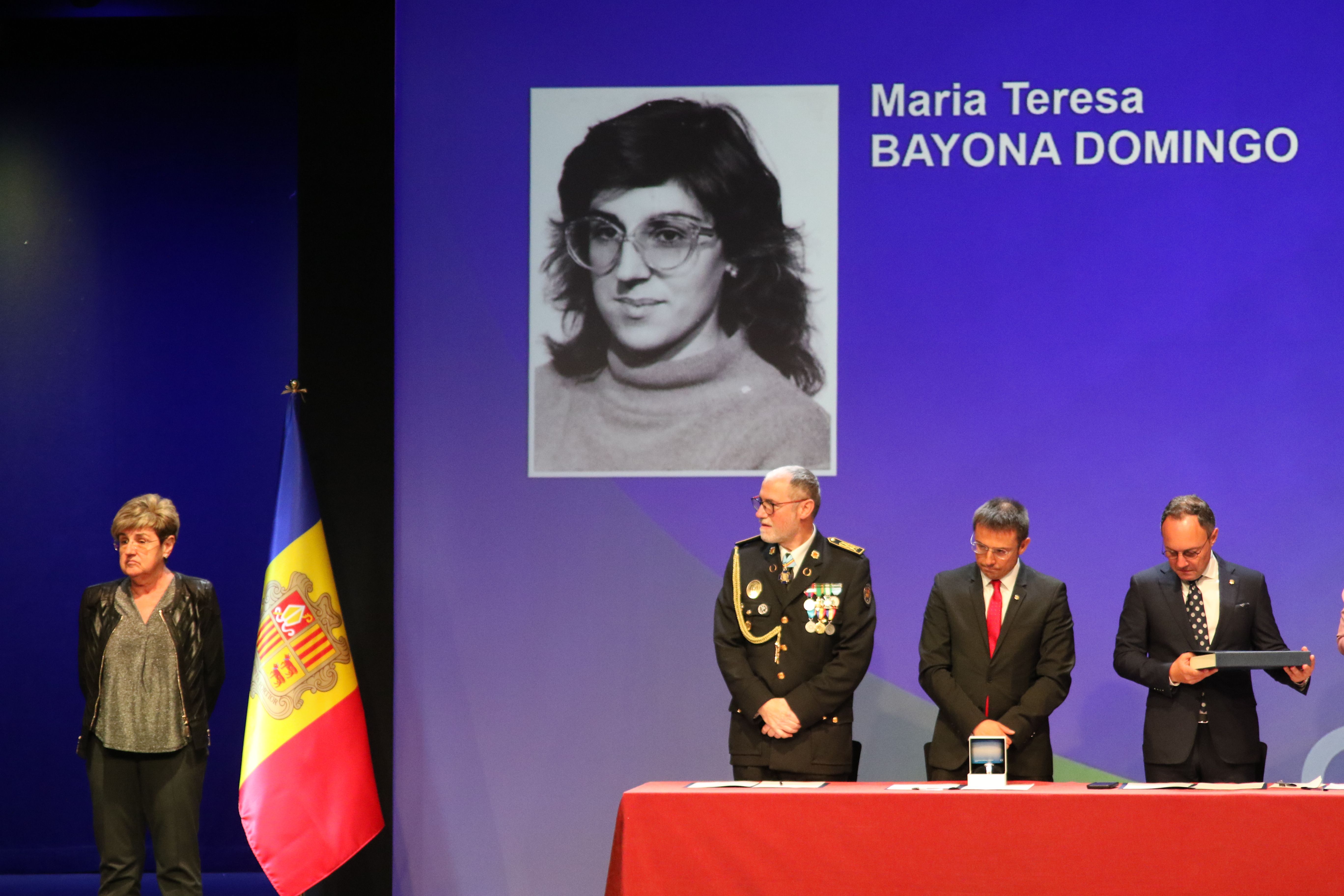Reconeixement a la tècnica de suport Maria Teresa Bayona jubilada després de 41 anys de servei. Reconeixement a la tècnica de suport Maria Teresa Bayona jubilada després de 41 anys de servei.