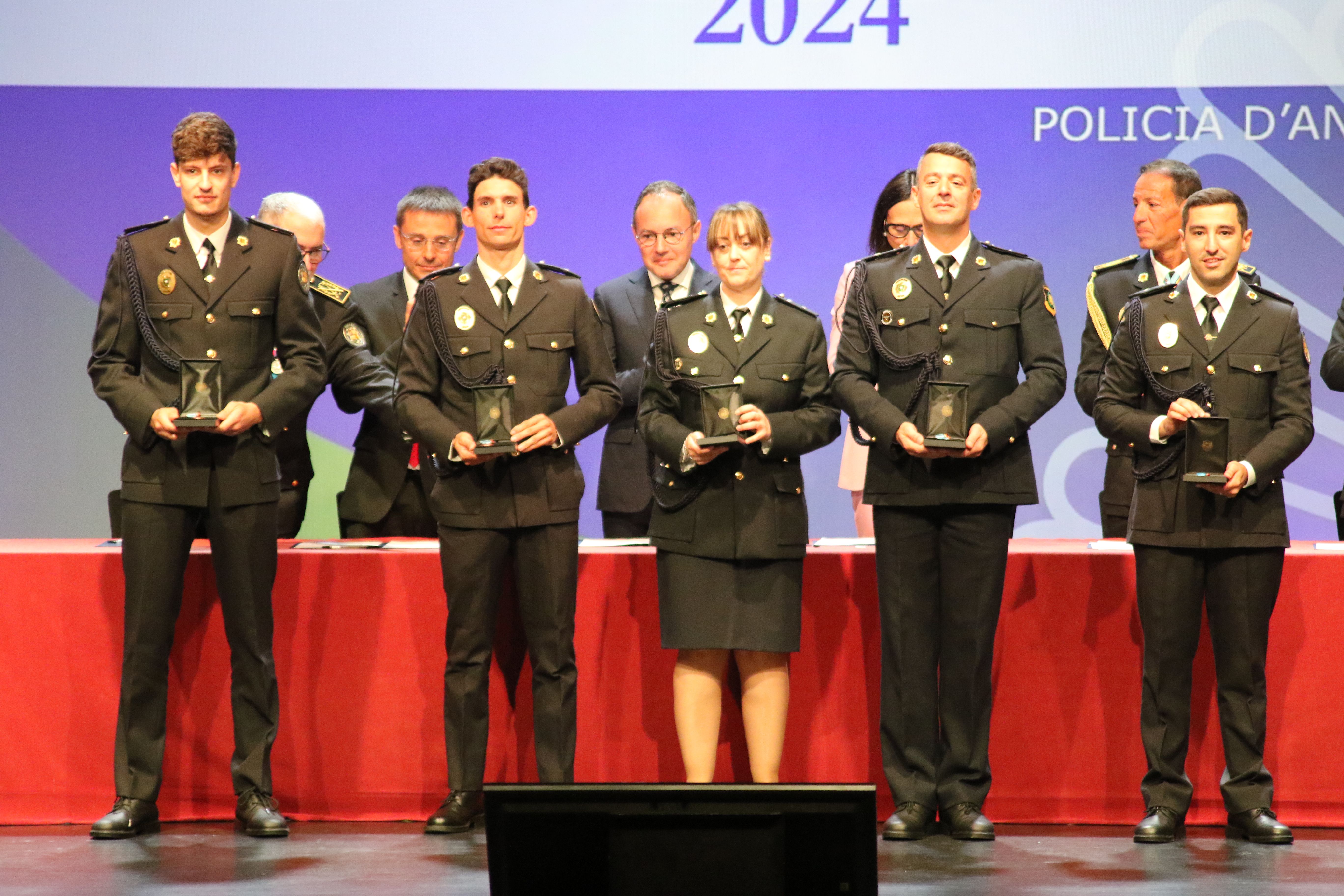 Reconeguts pels mèrits policials. Reconeguts pels mèrits policials.